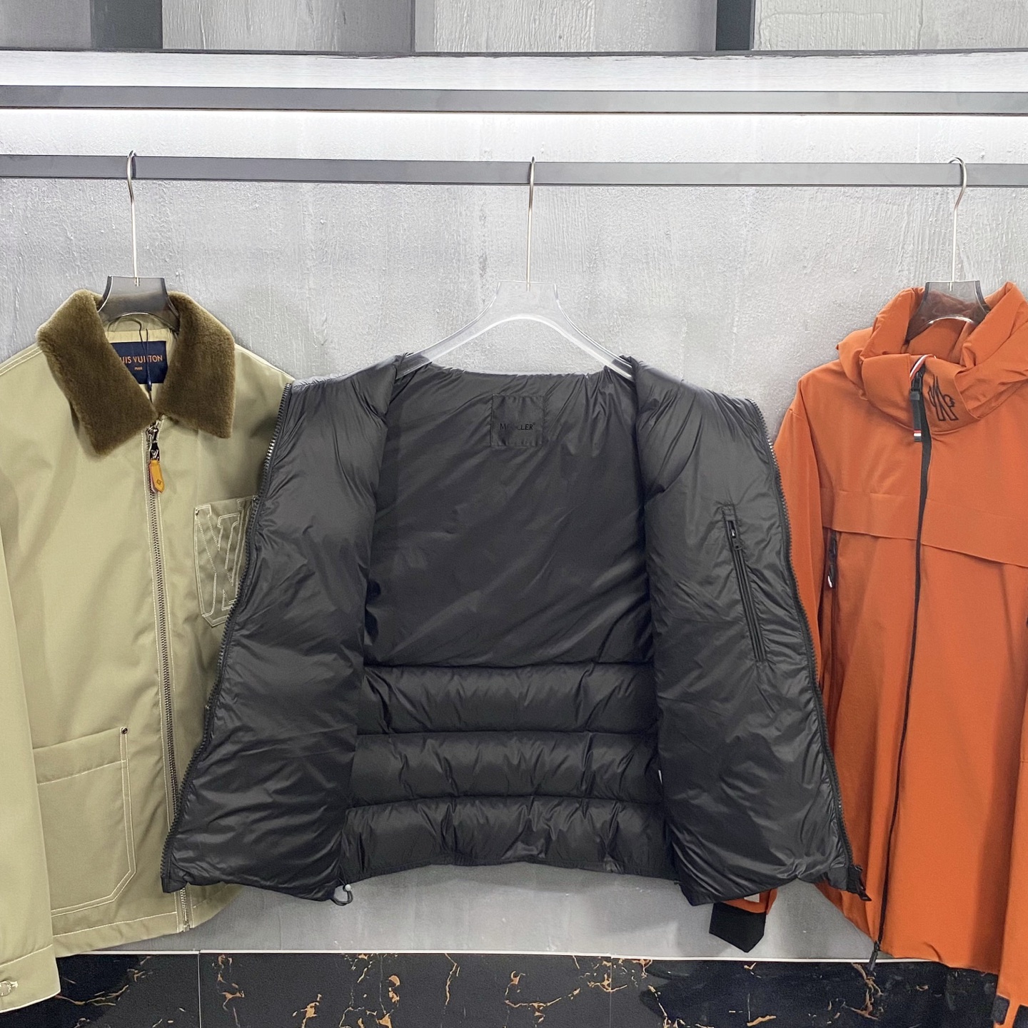 MON25FW秋冬新款轻薄尼龙立领羽绒马甲，男女同款经典毛毡徽章时尚保暖羽绒马甲外套！贸易公司渠道稀出，