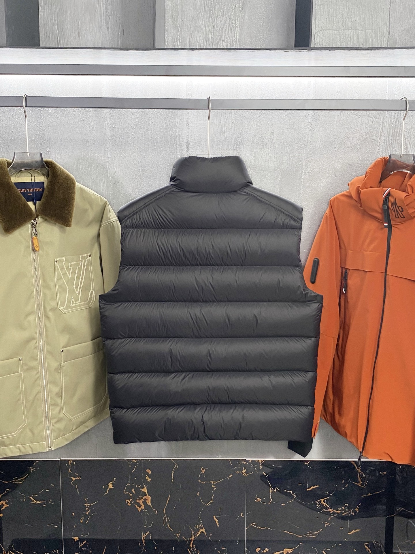 MON25FW秋冬新款轻薄尼龙立领羽绒马甲，男女同款经典毛毡徽章时尚保暖羽绒马甲外套！贸易公司渠道稀出，