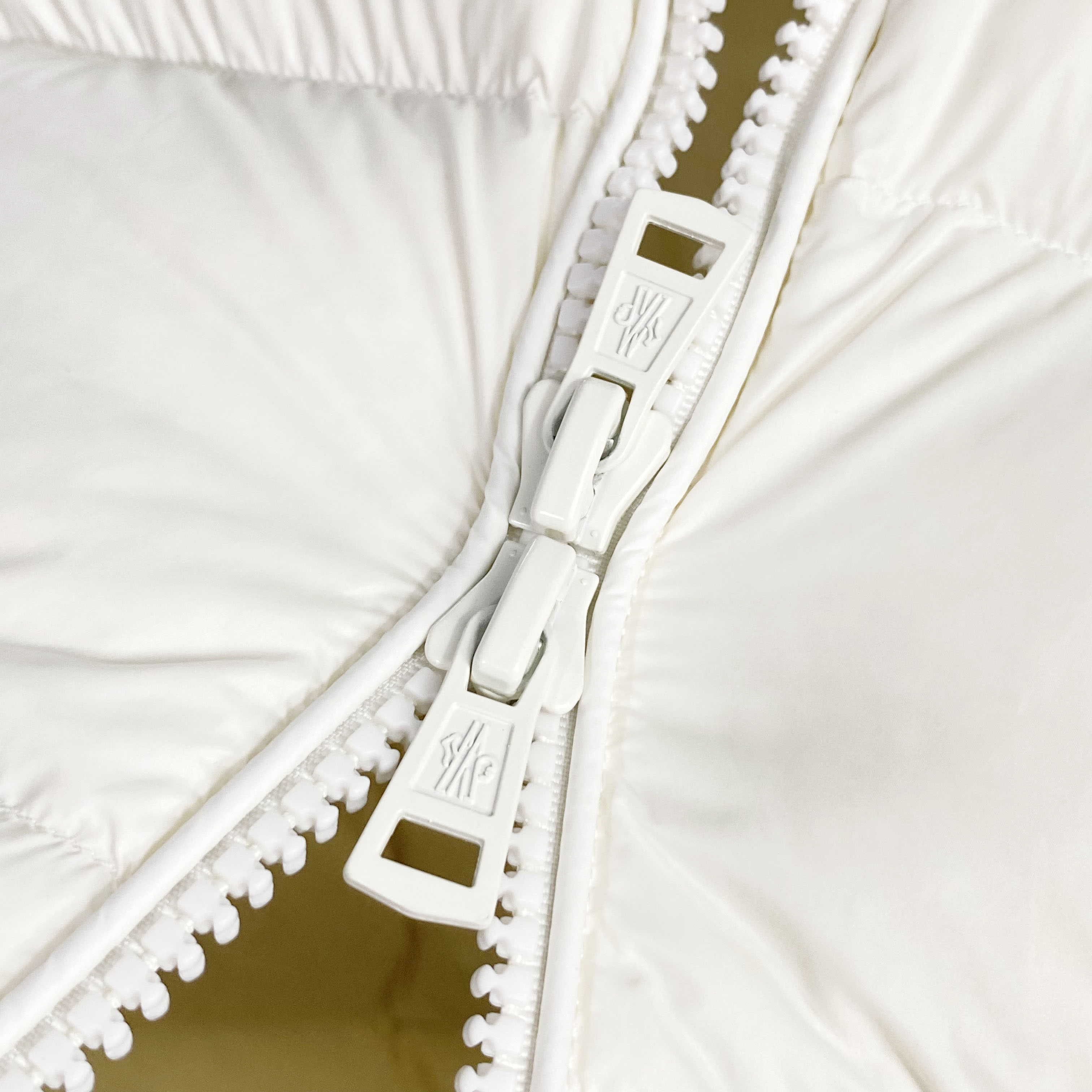 MON25FW秋冬新款轻薄尼龙立领羽绒马甲，男女同款经典毛毡徽章时尚保暖羽绒马甲外套！贸易公司渠道稀出，