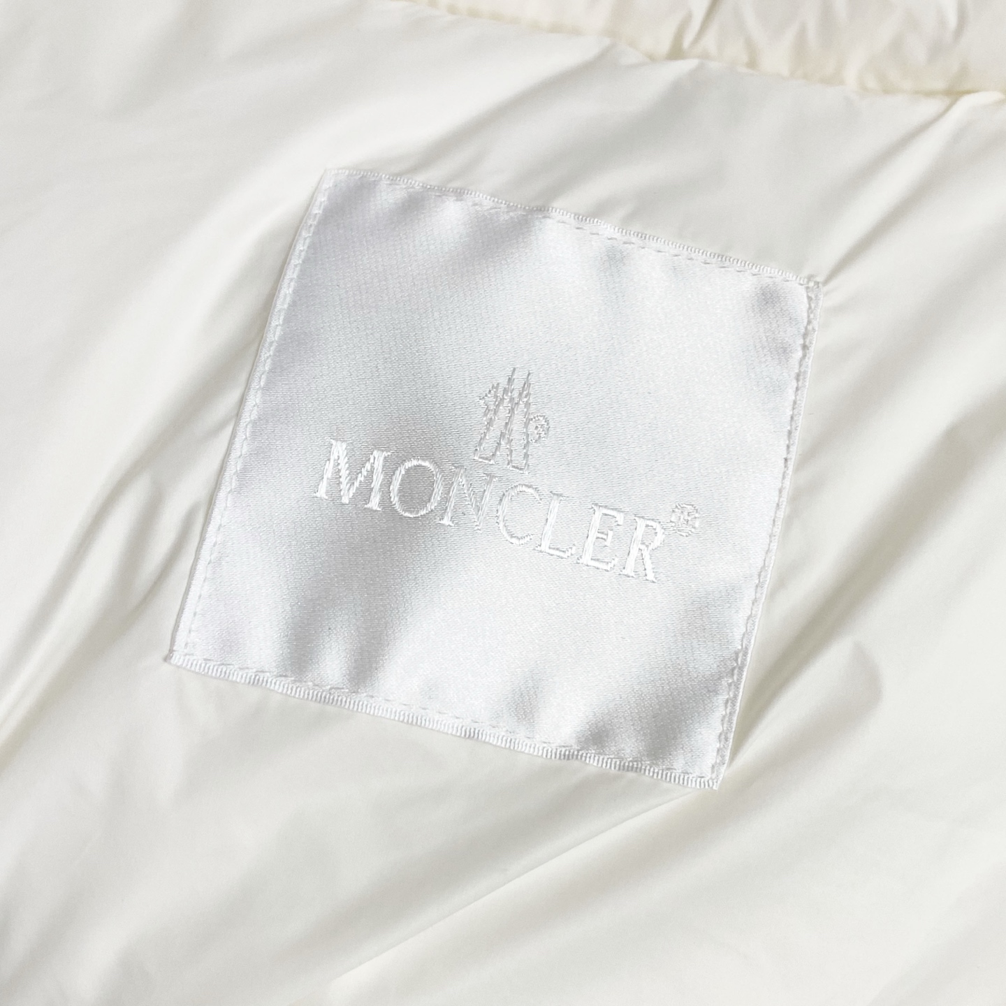 MON25FW秋冬新款轻薄尼龙立领羽绒马甲，男女同款经典毛毡徽章时尚保暖羽绒马甲外套！贸易公司渠道稀出，