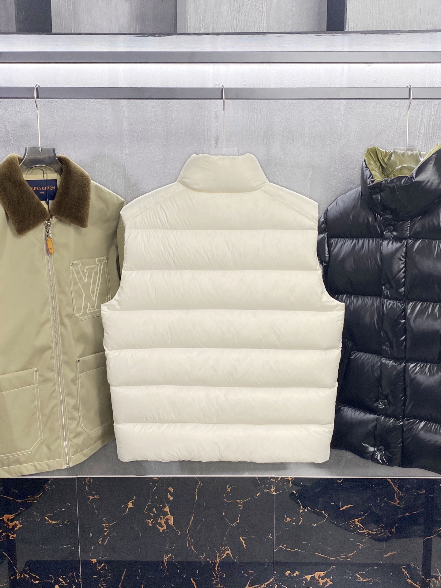 MON25FW秋冬新款轻薄尼龙立领羽绒马甲，男女同款经典毛毡徽章时尚保暖羽绒马甲外套！贸易公司渠道稀出，