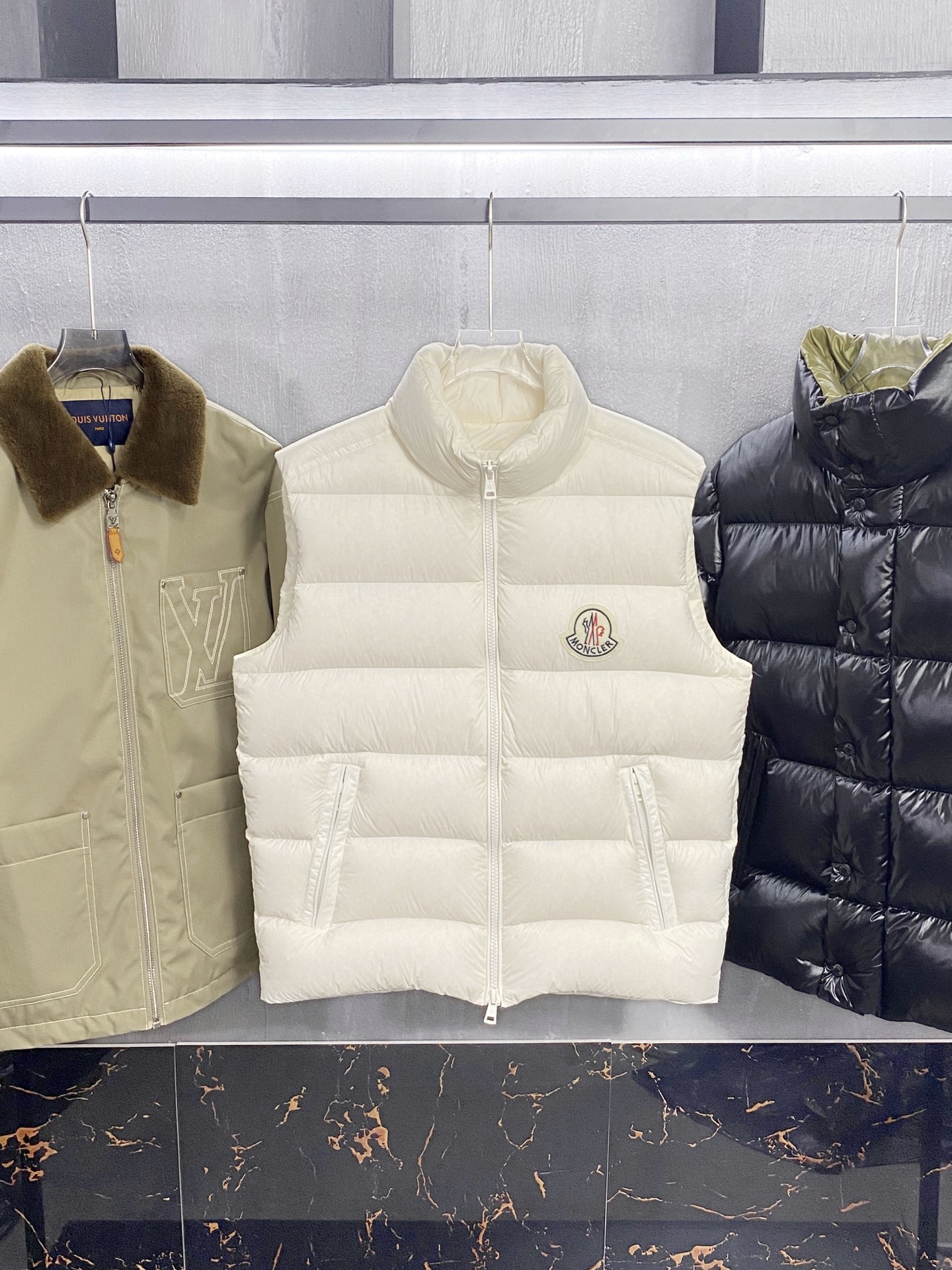 MON25FW秋冬新款轻薄尼龙立领羽绒马甲，男女同款经典毛毡徽章时尚保暖羽绒马甲外套！贸易公司渠道稀出，