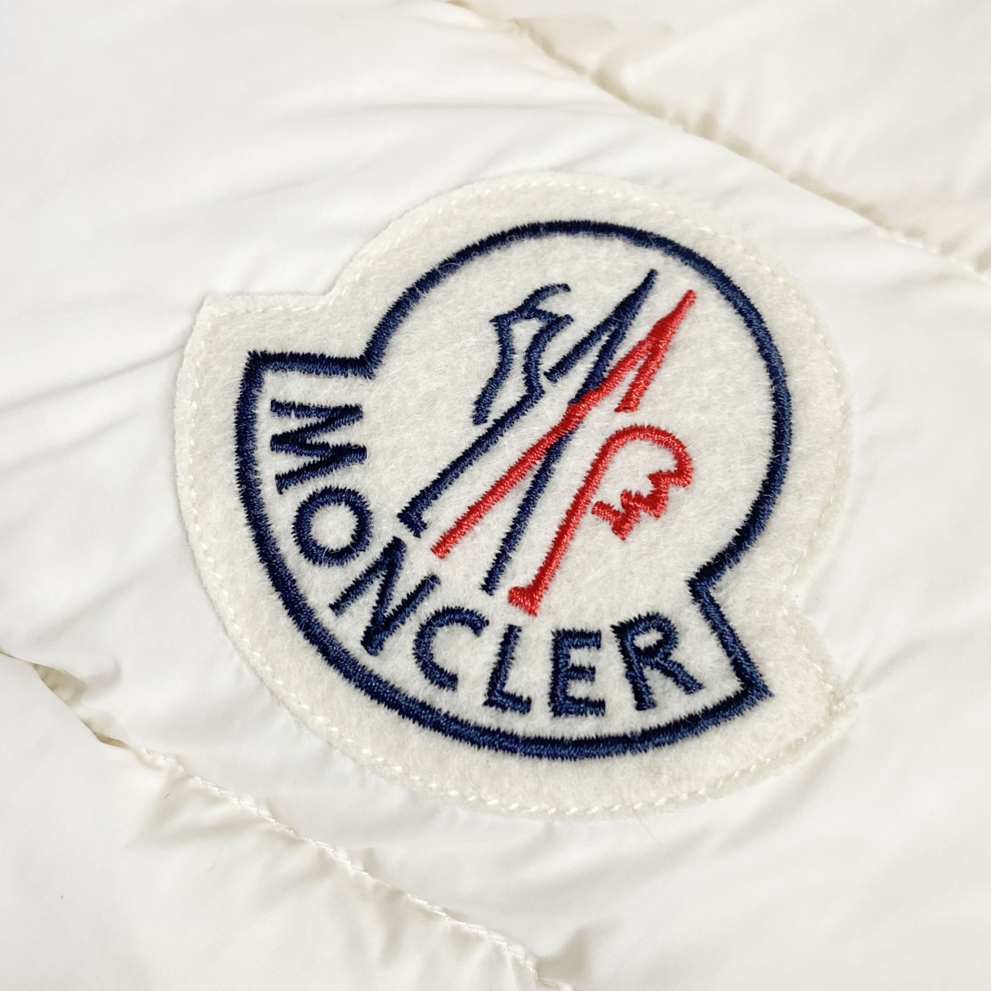 MON25FW秋冬新款轻薄尼龙立领羽绒马甲，男女同款经典毛毡徽章时尚保暖羽绒马甲外套！贸易公司渠道稀出，