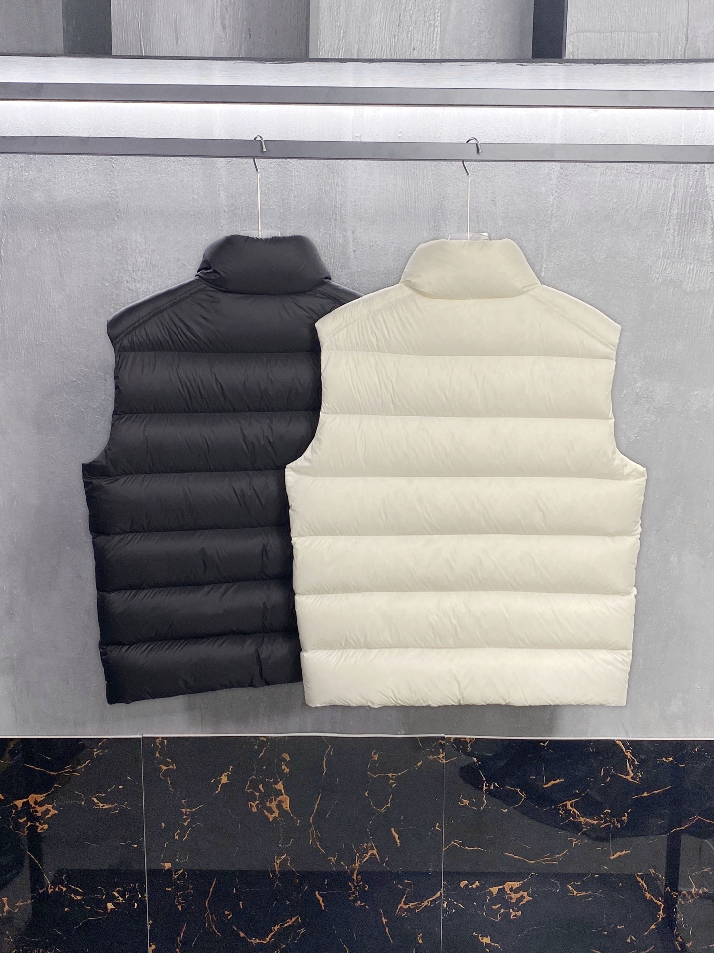 MON25FW秋冬新款轻薄尼龙立领羽绒马甲，男女同款经典毛毡徽章时尚保暖羽绒马甲外套！贸易公司渠道稀出，