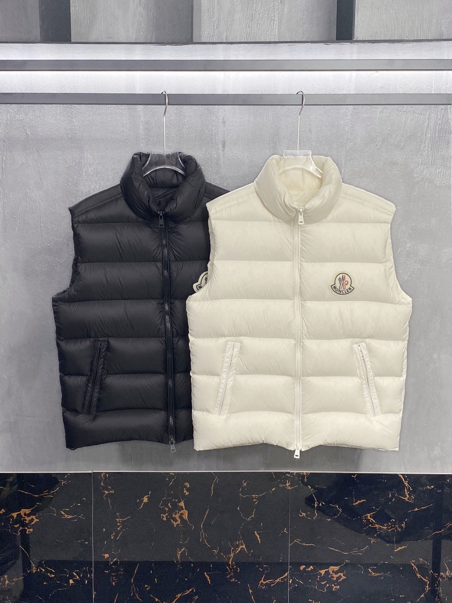 MON25FW秋冬新款轻薄尼龙立领羽绒马甲，男女同款经典毛毡徽章时尚保暖羽绒马甲外套！贸易公司渠道稀出，