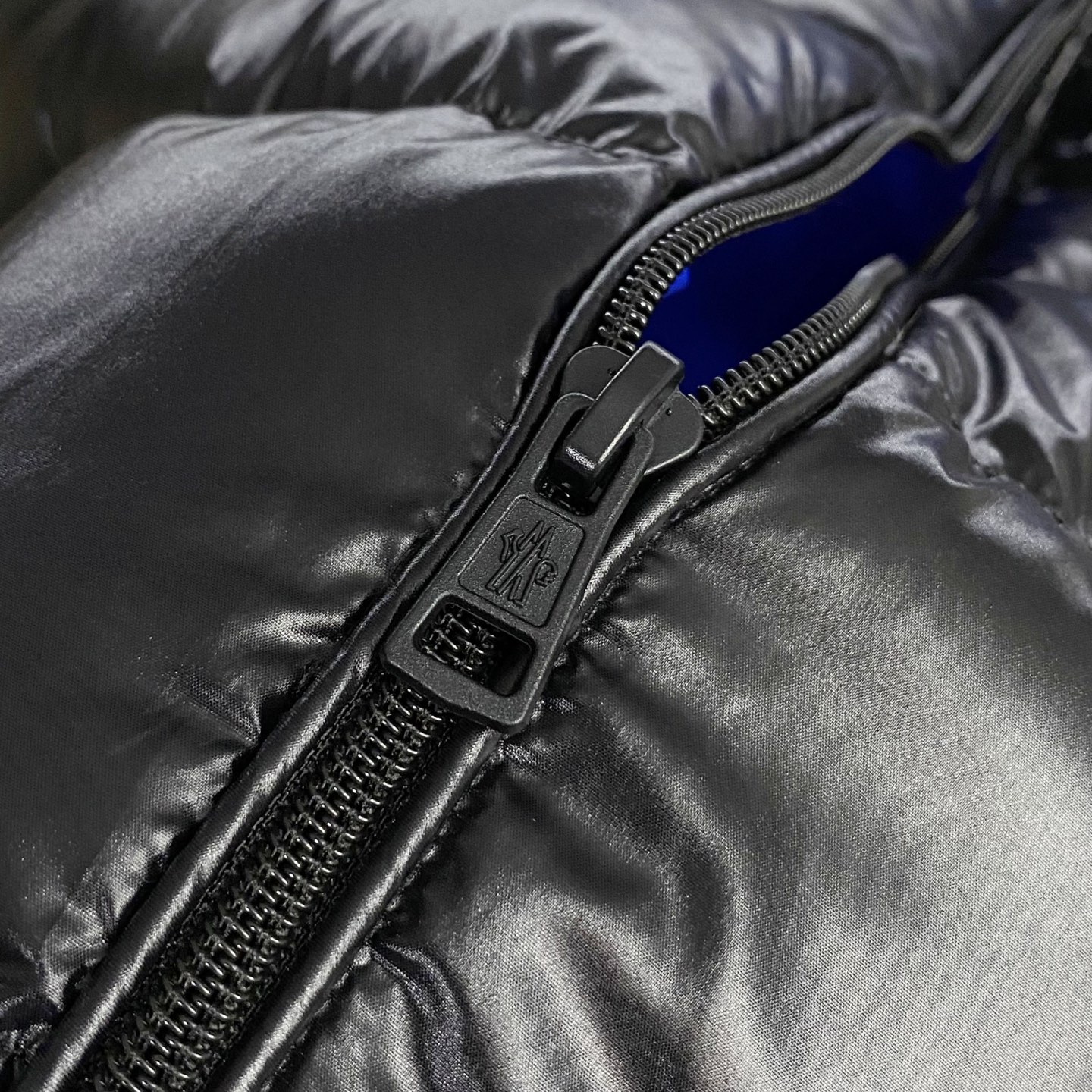 MOC25FW秋冬新款黑色漆面尼龙拉链羽绒马甲，毛毡刺绣徽章立领无袖羽绒服外套！贸易公司渠道稀出，同步官