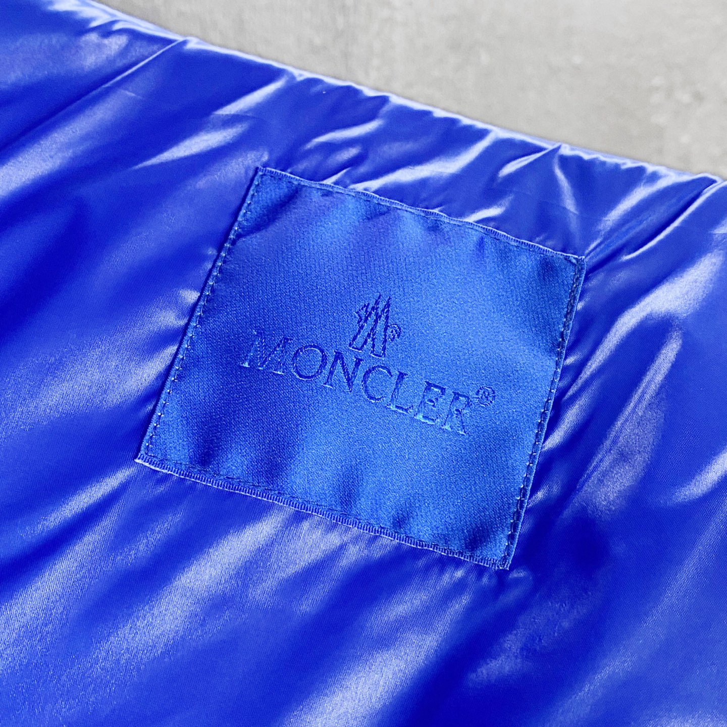 MOC25FW秋冬新款黑色漆面尼龙拉链羽绒马甲，毛毡刺绣徽章立领无袖羽绒服外套！贸易公司渠道稀出，同步官