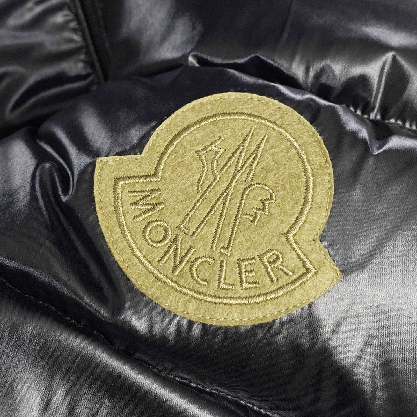 MOC25FW秋冬新款黑色漆面尼龙拉链羽绒马甲，毛毡刺绣徽章立领无袖羽绒服外套！贸易公司渠道稀出，同步官