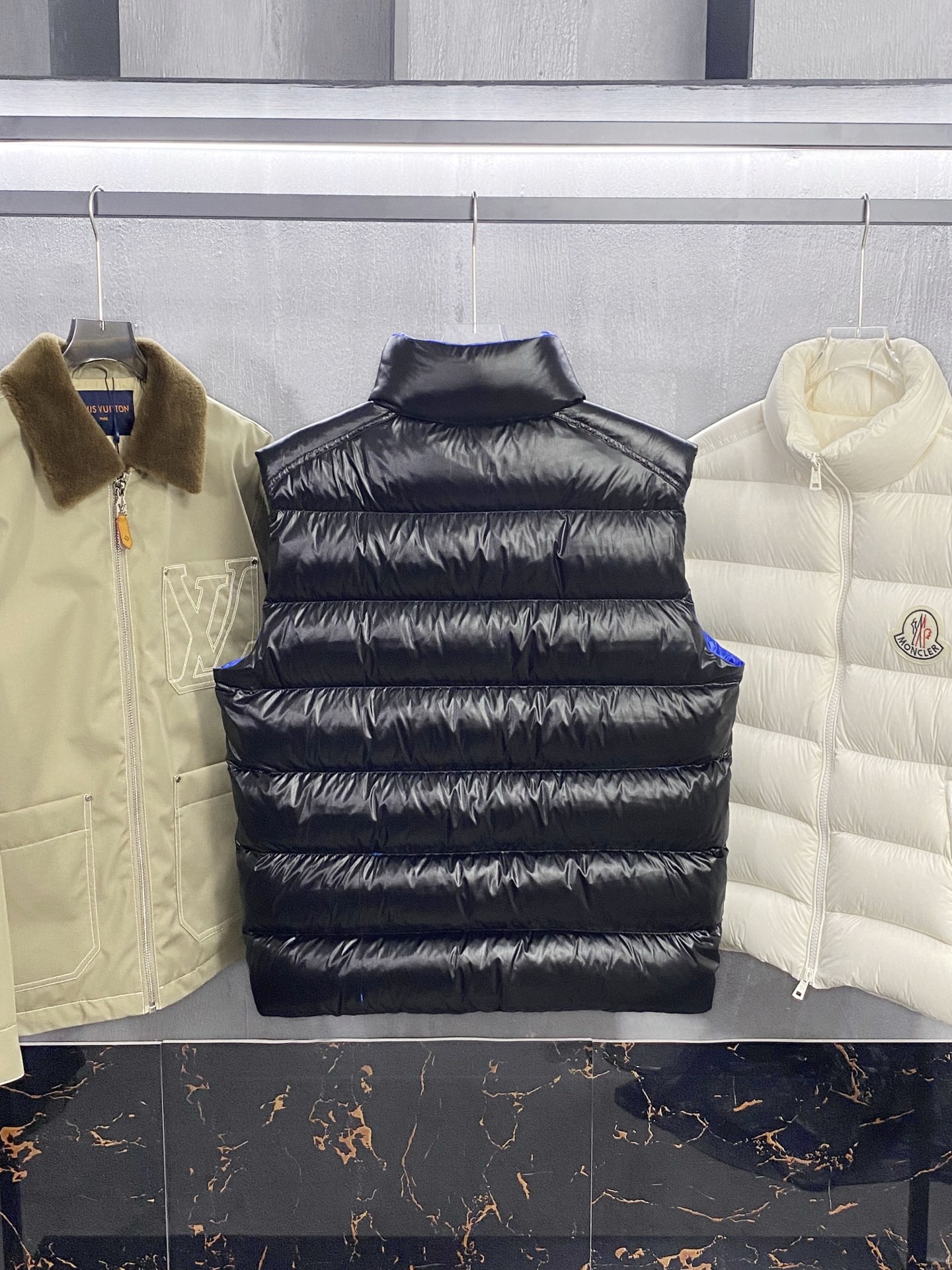 MOC25FW秋冬新款黑色漆面尼龙拉链羽绒马甲，毛毡刺绣徽章立领无袖羽绒服外套！贸易公司渠道稀出，同步官