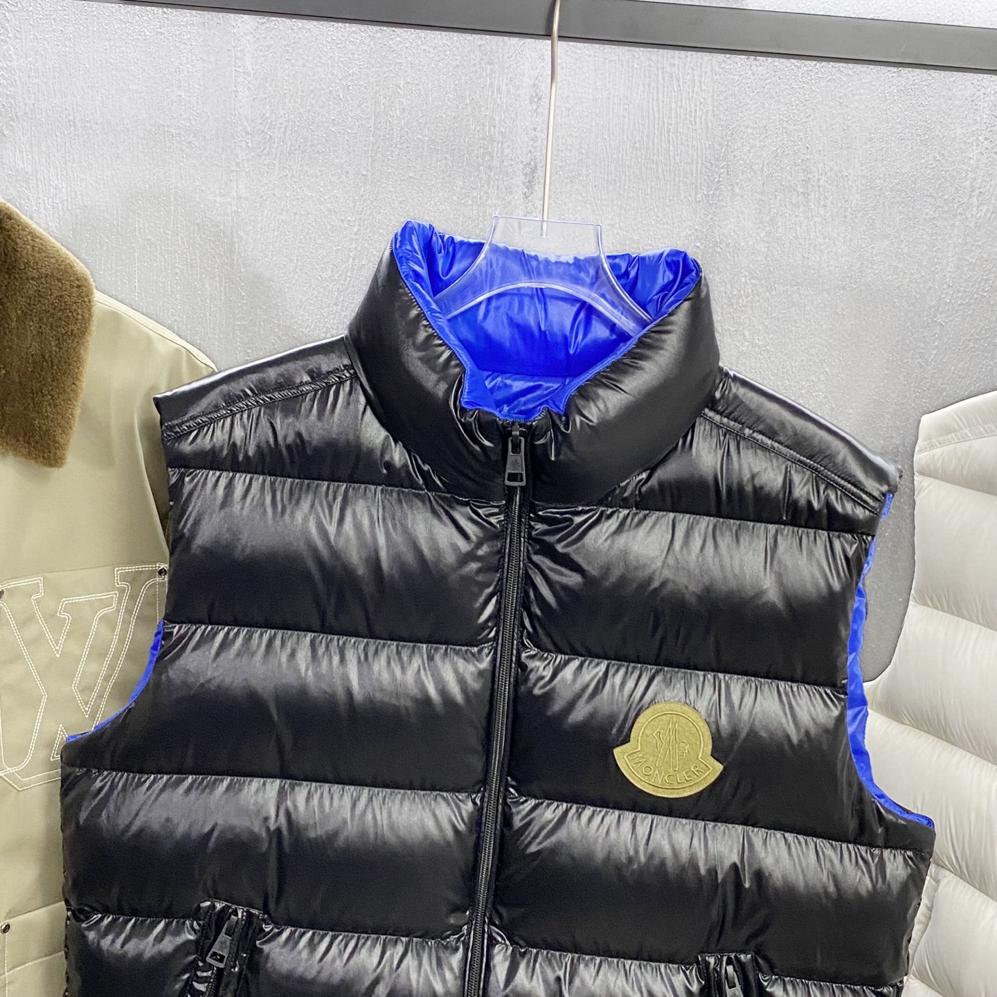 MOC25FW秋冬新款黑色漆面尼龙拉链羽绒马甲，毛毡刺绣徽章立领无袖羽绒服外套！贸易公司渠道稀出，同步官