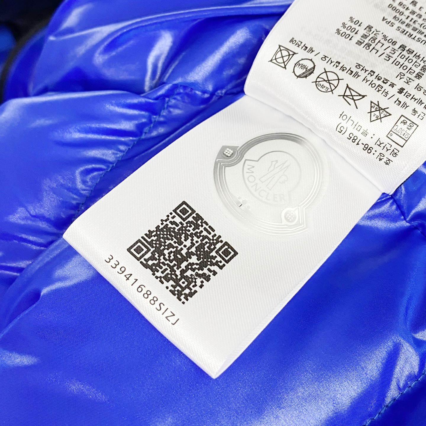 MOC25FW秋冬新款黑色漆面尼龙拉链羽绒马甲，毛毡刺绣徽章立领无袖羽绒服外套！贸易公司渠道稀出，同步官