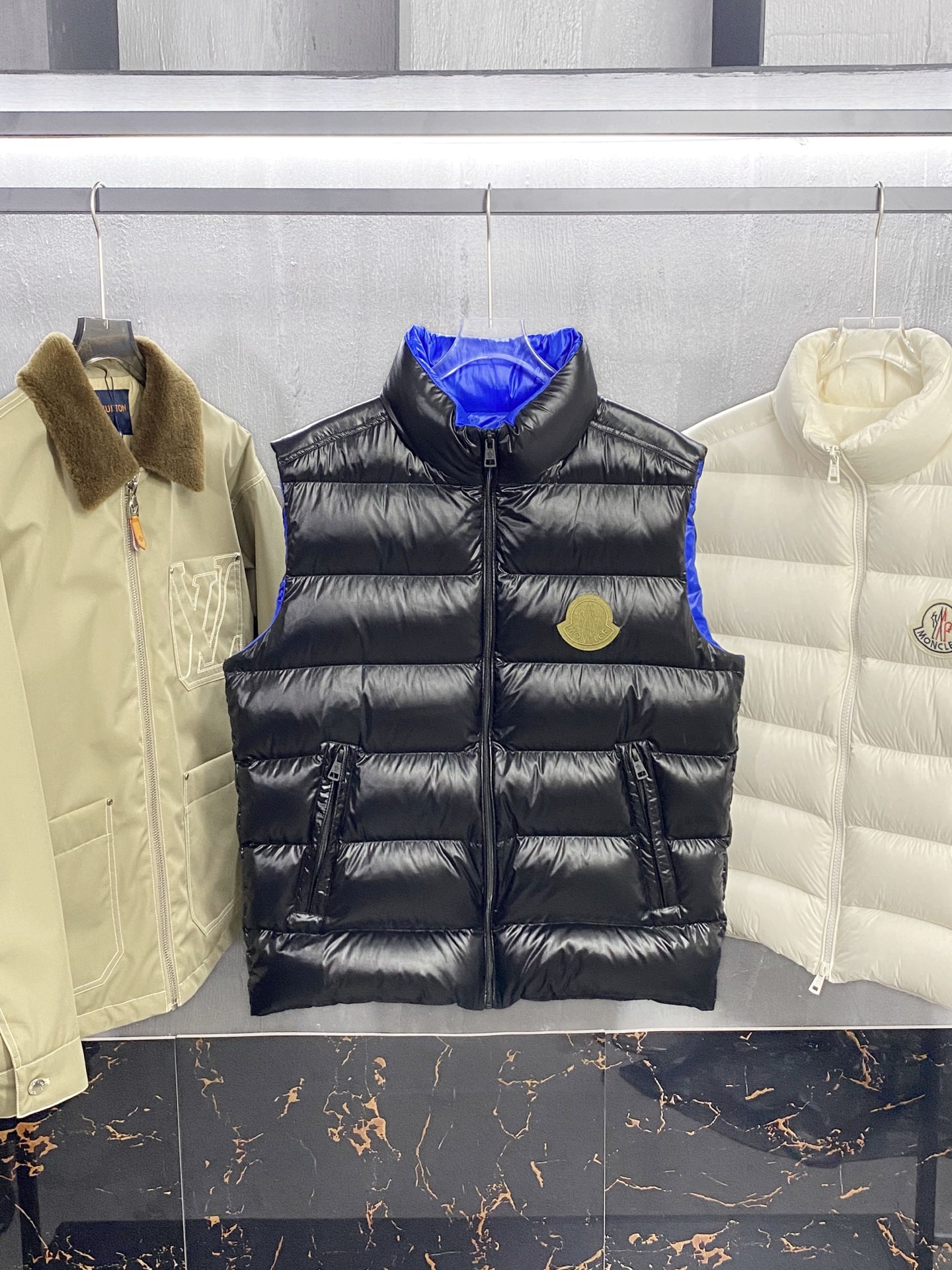 MOC25FW秋冬新款黑色漆面尼龙拉链羽绒马甲，毛毡刺绣徽章立领无袖羽绒服外套！贸易公司渠道稀出，同步官