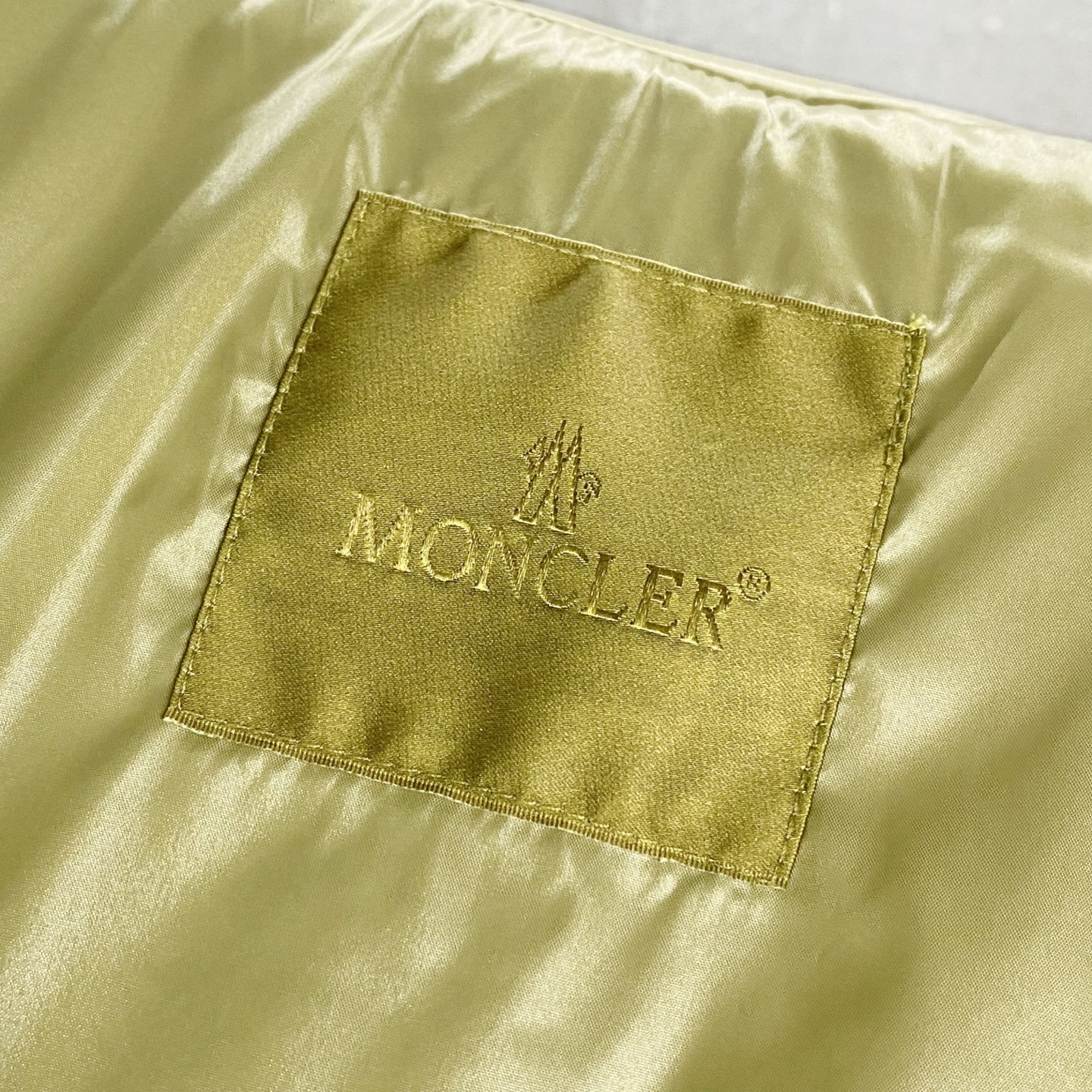 MOC25FW秋冬新款黑色漆面尼龙拉链羽绒马甲，毛毡刺绣徽章立领无袖羽绒服外套！贸易公司渠道稀出，同步官