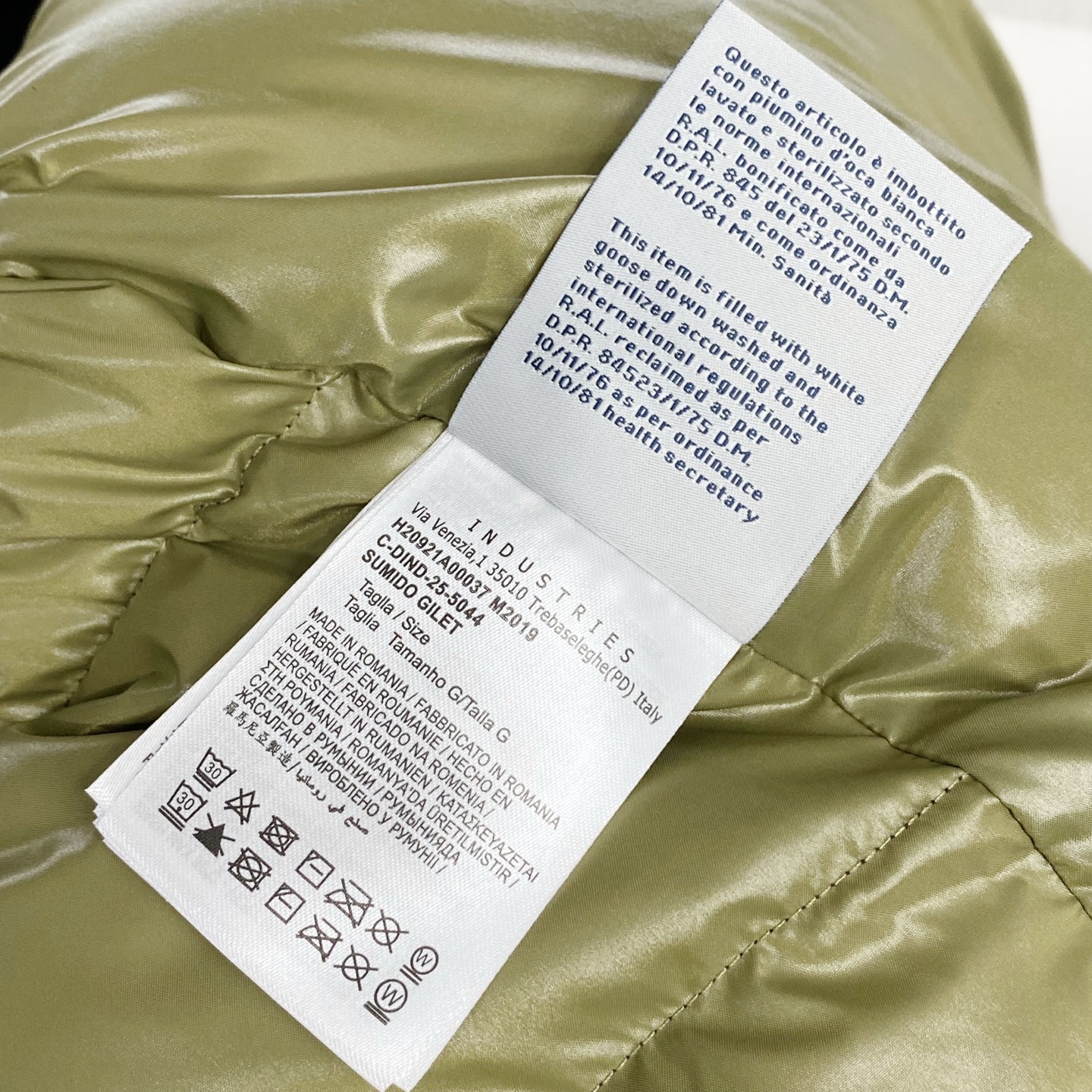 MOC25FW秋冬新款黑色漆面尼龙拉链羽绒马甲，毛毡刺绣徽章立领无袖羽绒服外套！贸易公司渠道稀出，同步官