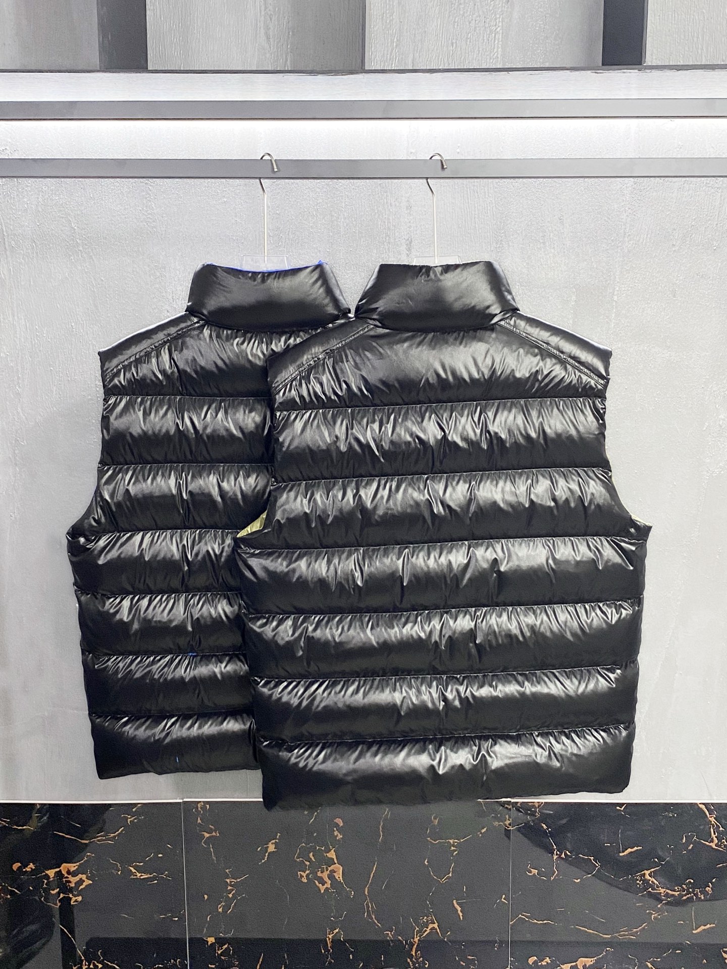 MOC25FW秋冬新款黑色漆面尼龙拉链羽绒马甲，毛毡刺绣徽章立领无袖羽绒服外套！贸易公司渠道稀出，同步官