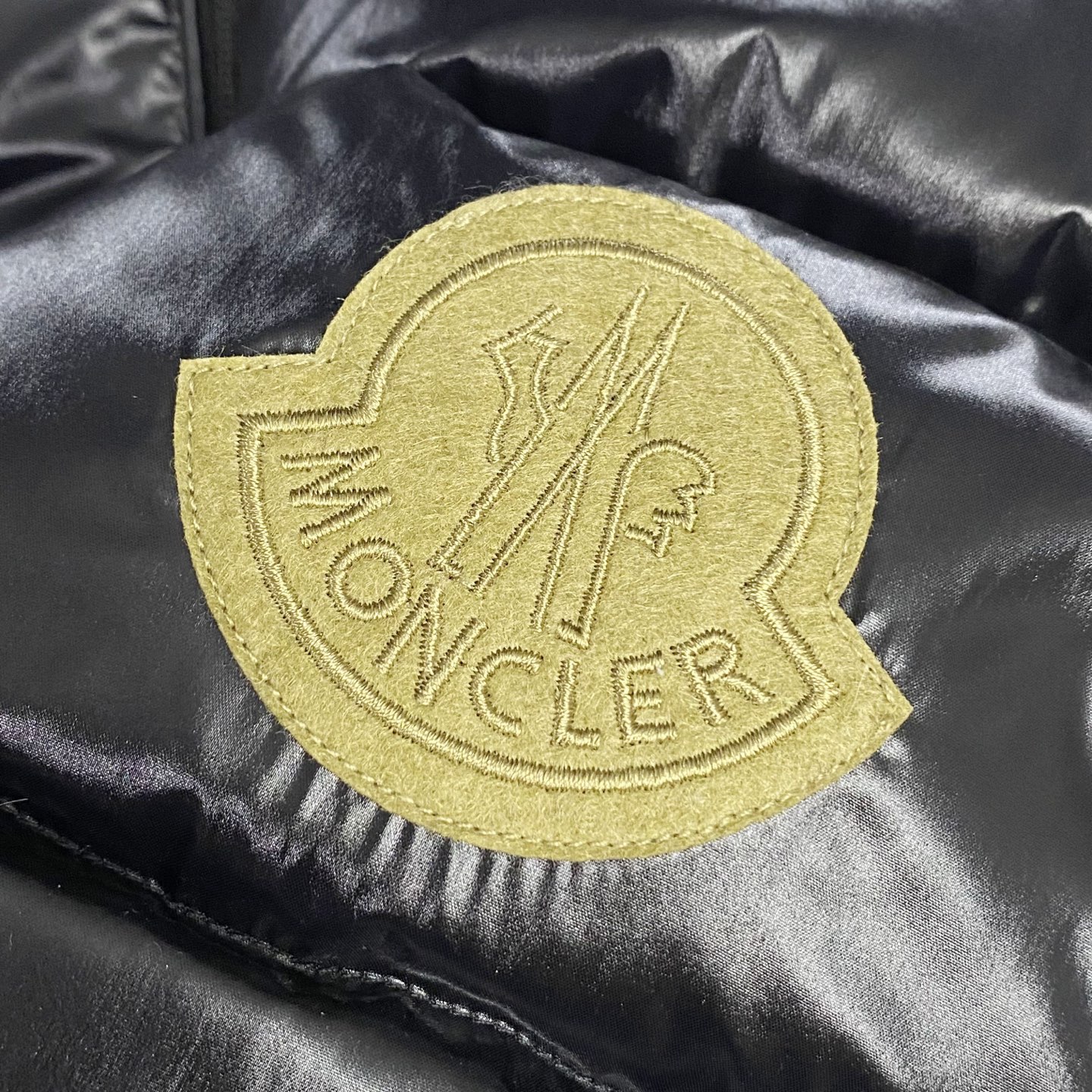 MOC25FW秋冬新款黑色漆面尼龙拉链羽绒马甲，毛毡刺绣徽章立领无袖羽绒服外套！贸易公司渠道稀出，同步官