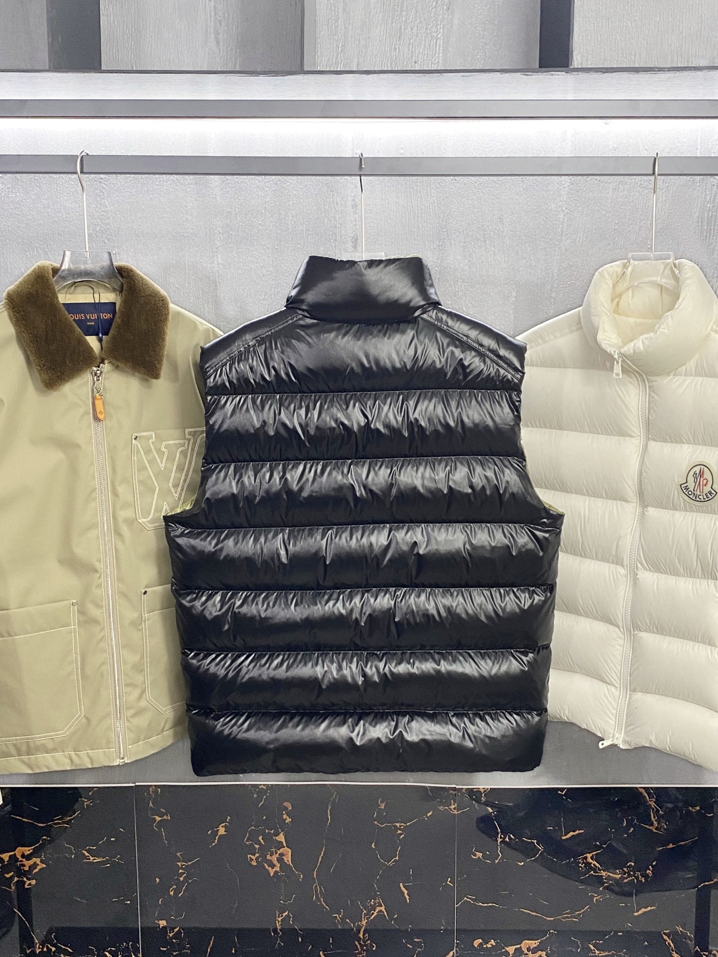 MOC25FW秋冬新款黑色漆面尼龙拉链羽绒马甲，毛毡刺绣徽章立领无袖羽绒服外套！贸易公司渠道稀出，同步官