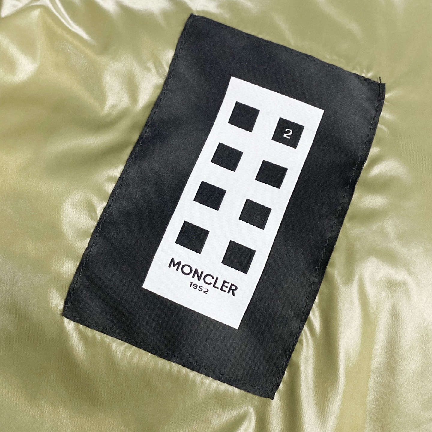 MOC25FW秋冬新款黑色漆面尼龙拉链羽绒马甲，毛毡刺绣徽章立领无袖羽绒服外套！贸易公司渠道稀出，同步官