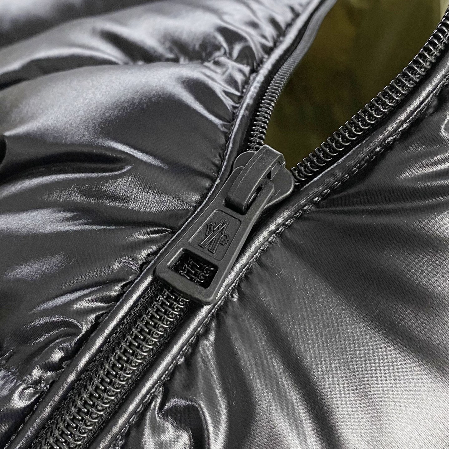 MOC25FW秋冬新款黑色漆面尼龙拉链羽绒马甲，毛毡刺绣徽章立领无袖羽绒服外套！贸易公司渠道稀出，同步官