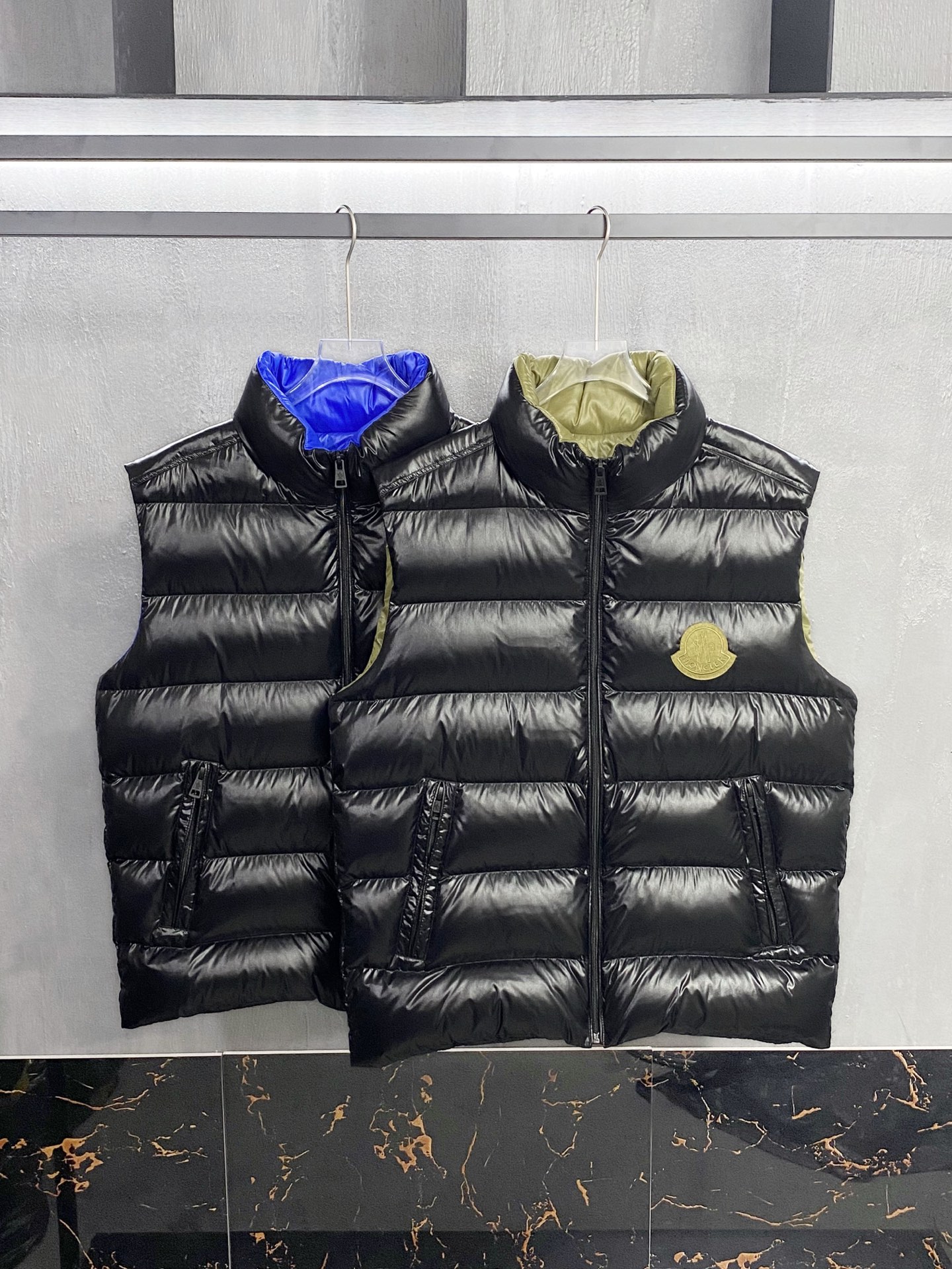 MOC25FW秋冬新款黑色漆面尼龙拉链羽绒马甲，毛毡刺绣徽章立领无袖羽绒服外套！贸易公司渠道稀出，同步官