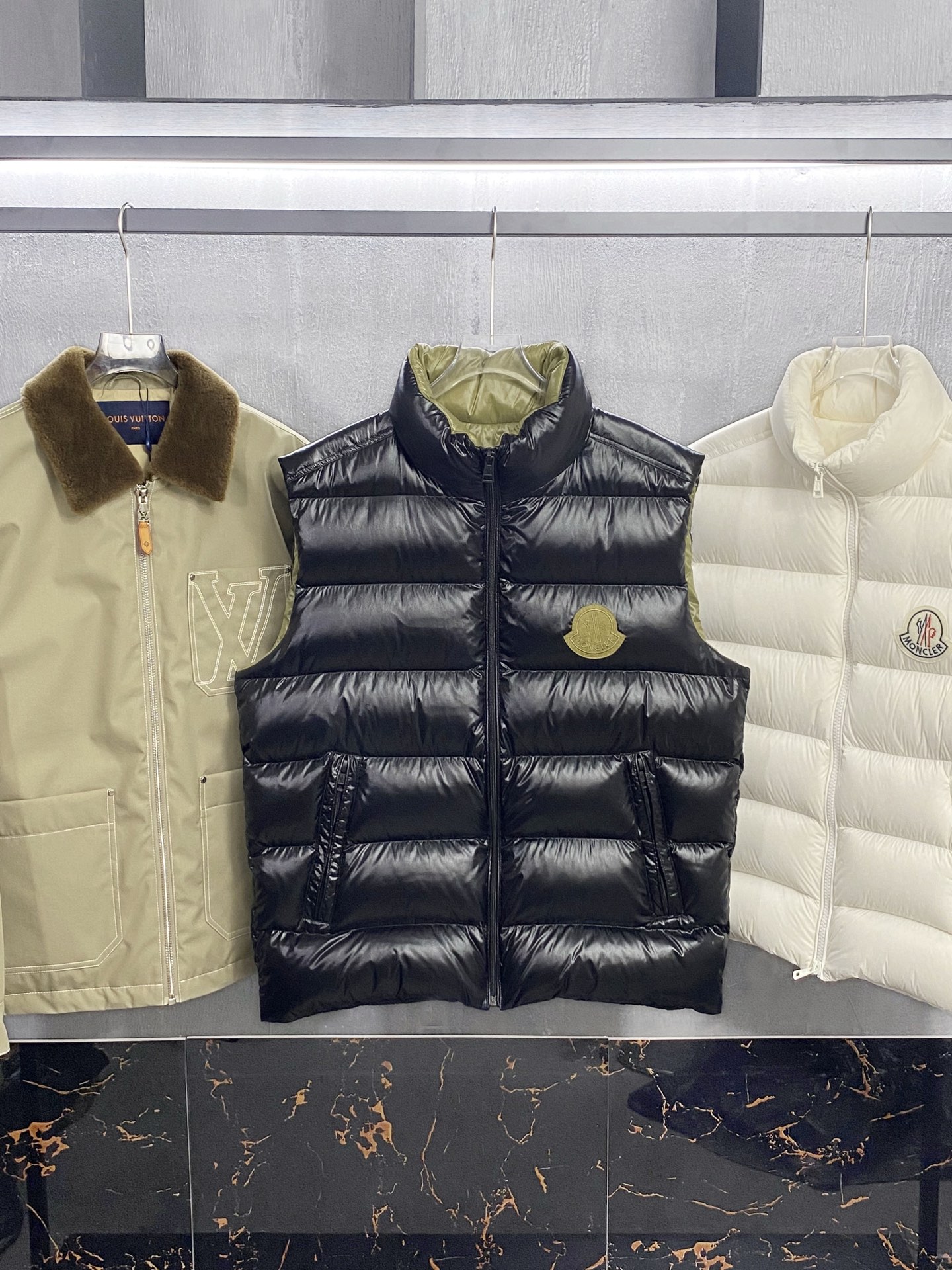 MOC25FW秋冬新款黑色漆面尼龙拉链羽绒马甲，毛毡刺绣徽章立领无袖羽绒服外套！贸易公司渠道稀出，同步官