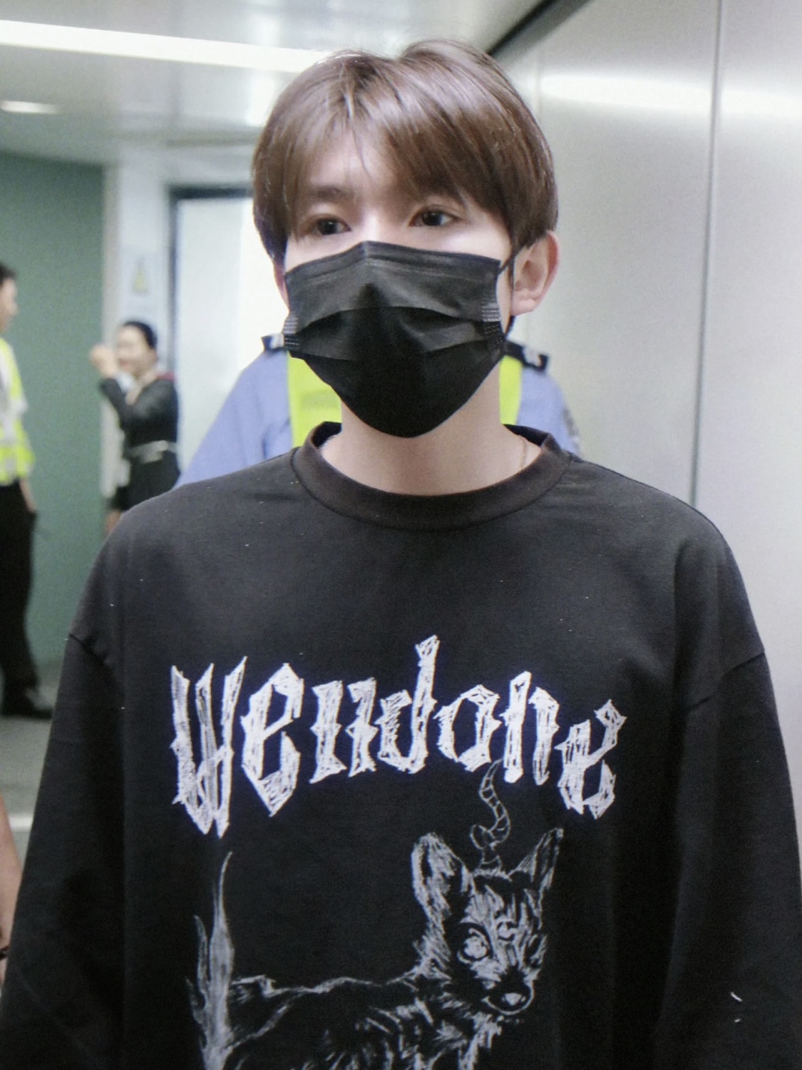 D80#💰 108
WELLDONE24SS明星王源同款做旧小鹿印花情侣长袖T恤
购入原版打版起样
对标原版面料、版型、细节
采用炒盐工艺 做旧感拉满
颜色:黑色
码数:S、M、L