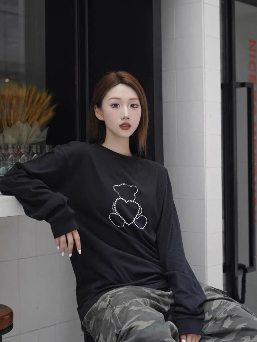 D78#💰 108
WELLDONE24SS官网同款可爱珍珠小熊情侣长袖T恤
对标原版面料、版型、细节
成衣经高温洗水定型 穿洗不变形
珍珠加固处理不易脱落
颜色:黑色、白色
码数:S、M、L