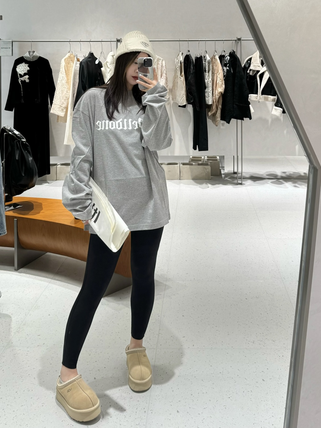 D83#💰 103
WELLDONE明星徐海乔同款简约梵文LOGO字母印花长袖T恤
购入原版打版起样
成衣经高温洗水定型 穿洗不变形
颜色:黑色、白色、灰色
码数:S、M、L