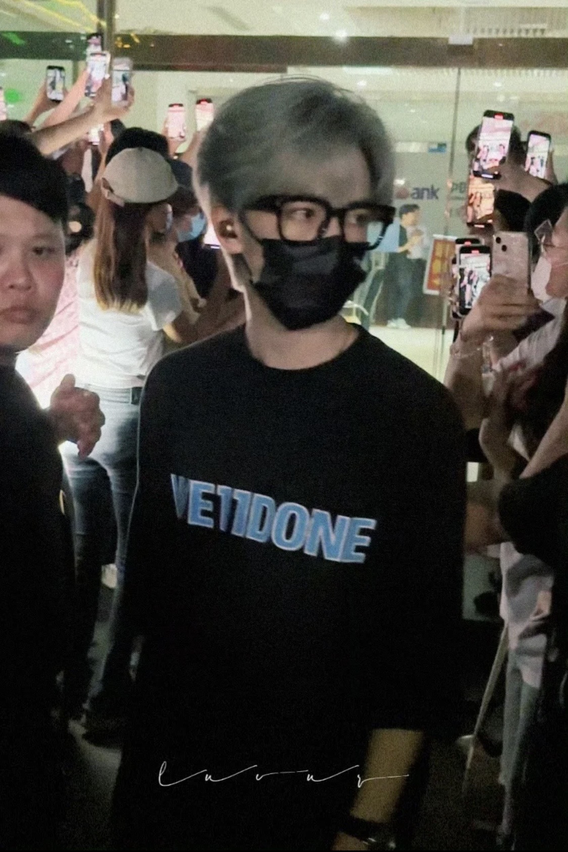 P83 WE11DONE Camiseta de manga corta con estampado de letras LOGO craquelado, misma que usan las celebridades Wang Yuan…