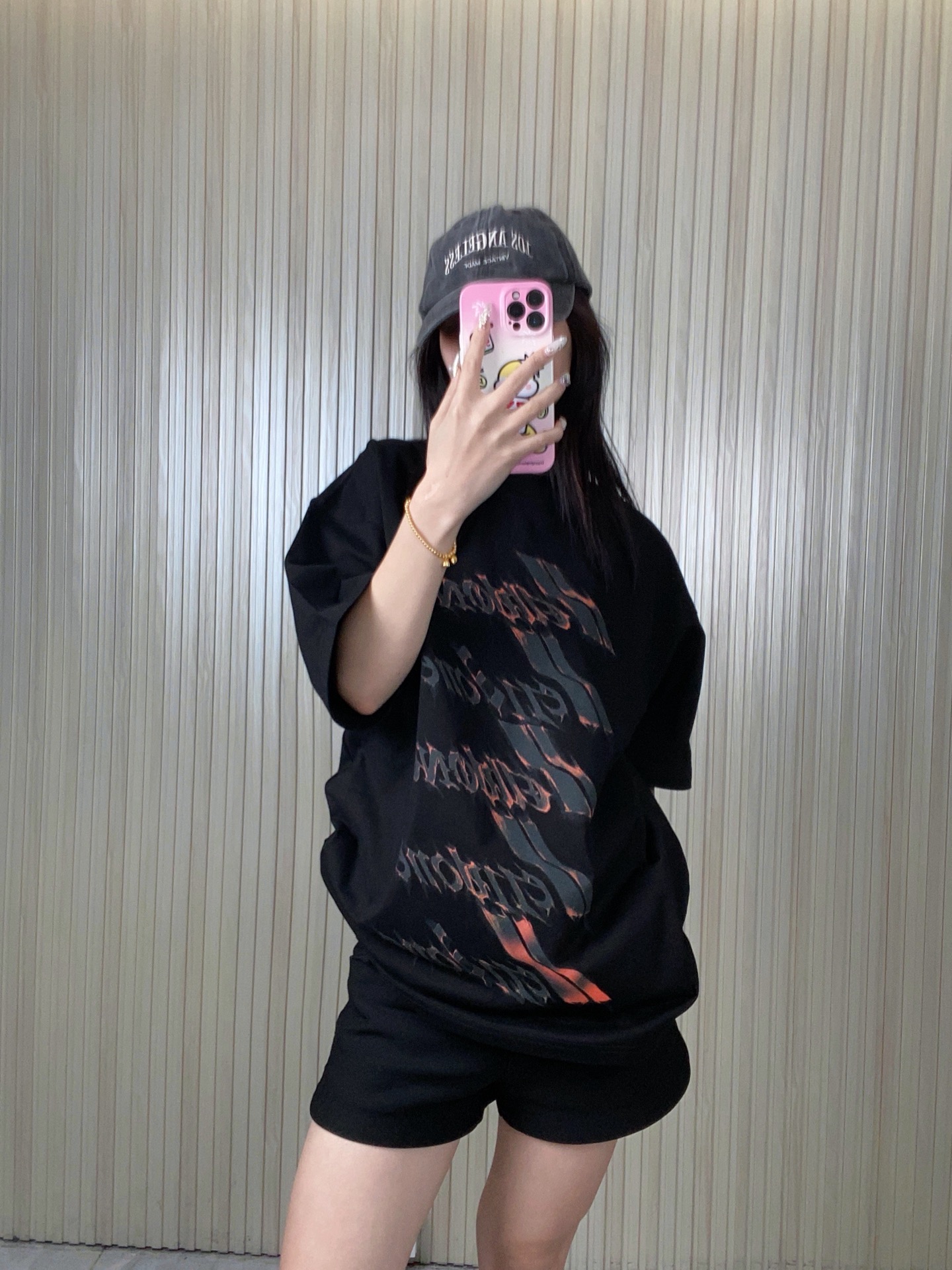 P77 Camiseta unisex con logo de chispa, misma que la web oficial de WE11DONE 2025. Réplica fiel del patrón, t…