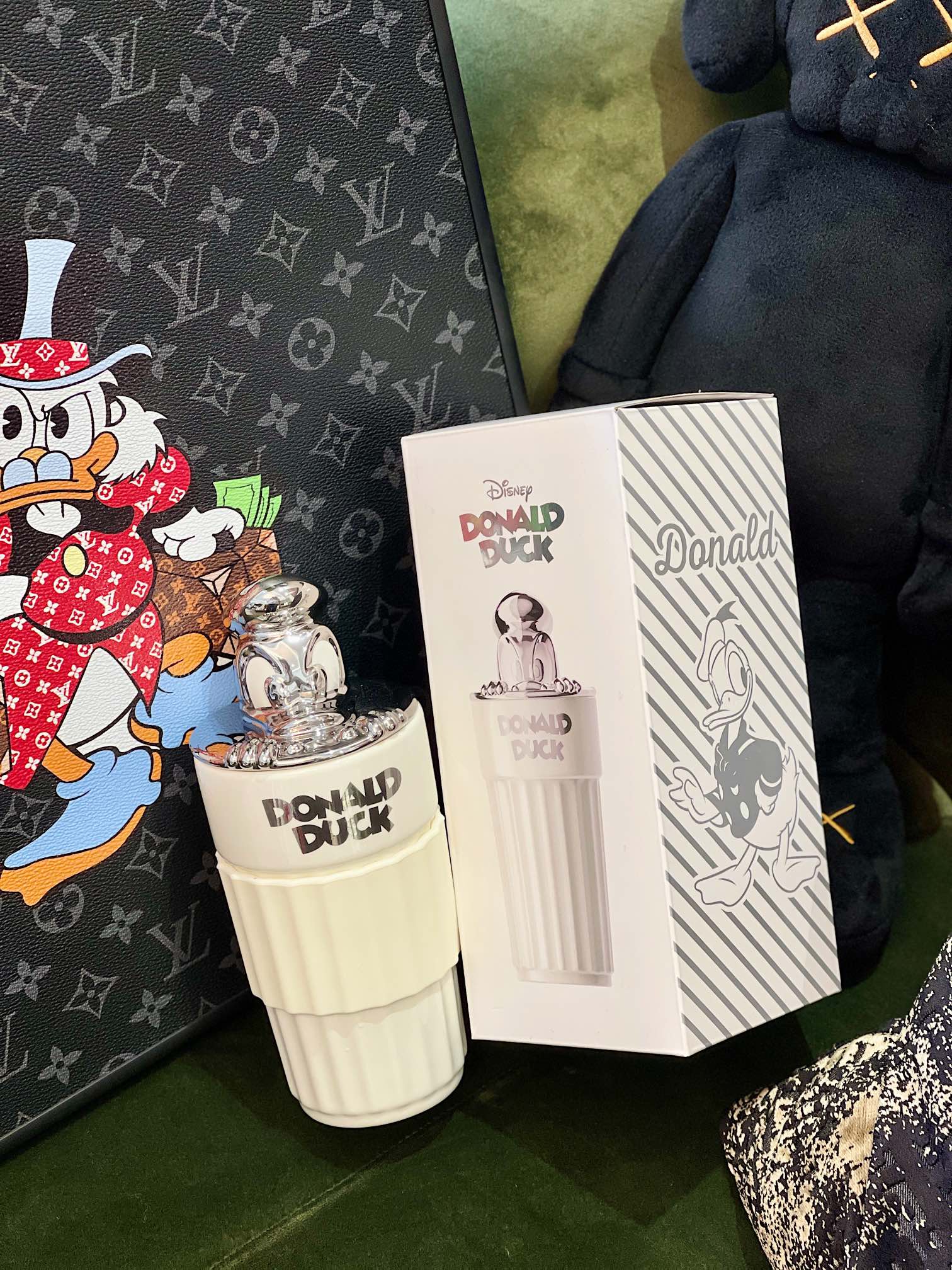 

是心动鸭！奶fufu的唐老鸭来报道~
喝水也有小可爱监督啦~

GERM唐老鸭系列罗马陶瓷杯
迪士尼正版IP联名
将唐老鸭元素与马克杯结合
利落大方的罗马柱设计
结合陶瓷手工工艺
白银和白金经典配色，充满复古趣味

0000