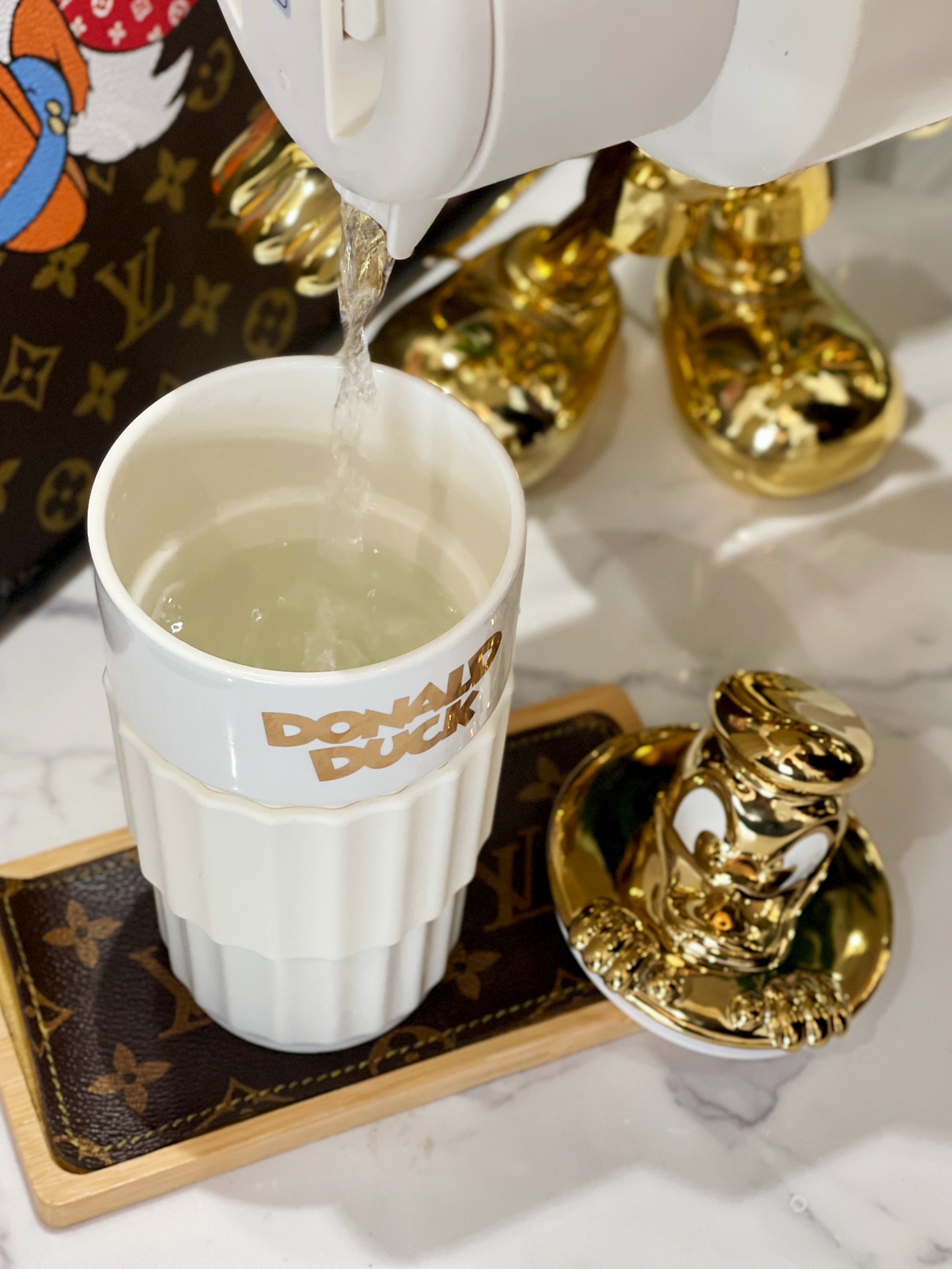 

是心动鸭！奶fufu的唐老鸭来报道~
喝水也有小可爱监督啦~

GERM唐老鸭系列罗马陶瓷杯
迪士尼正版IP联名
将唐老鸭元素与马克杯结合
利落大方的罗马柱设计
结合陶瓷手工工艺
白银和白金经典配色，充满复古趣味

0000