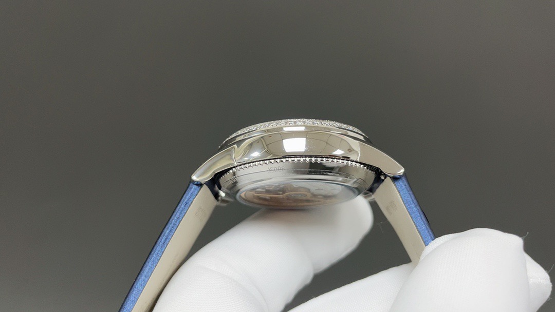 Luxurious United 4370 Watch Collection with Diamond Surface and Moonstone Crown - 图片 5