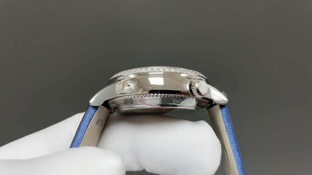 Luxurious United 4370 Watch Collection with Diamond Surface and Moonstone Crown - 图片 4