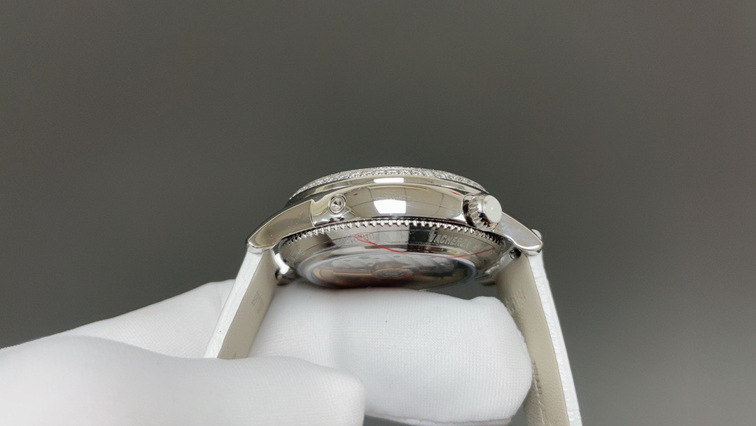 Luxurious United 4370 Watch Collection: Elegance, Diamonds, and Timeless Love - 图片 4