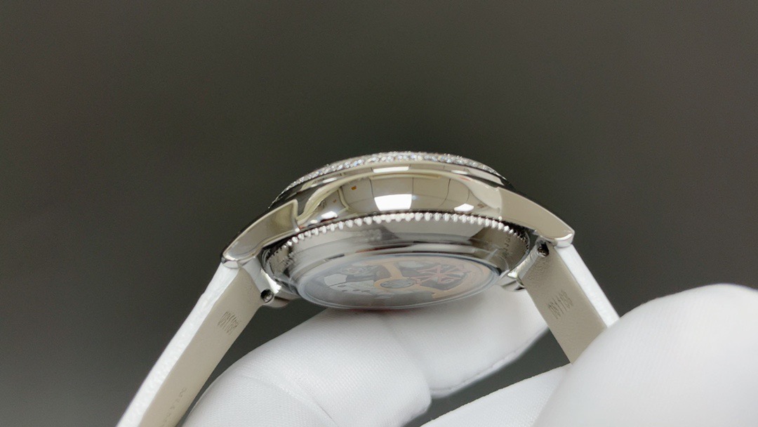 Luxurious United 4370 Watch Collection: Elegance, Diamonds, and Timeless Love - 图片 5