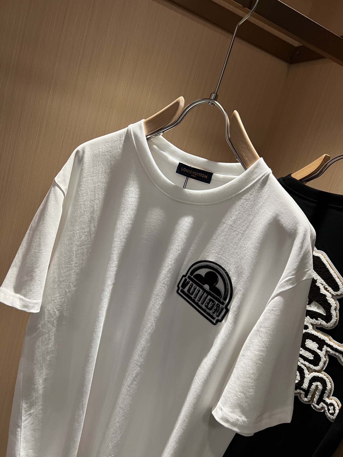 LouisVuitt*路易*登2024春夏全新系列单品上线非常时髦前卫的一款男女同款短袖T恤标识logo
