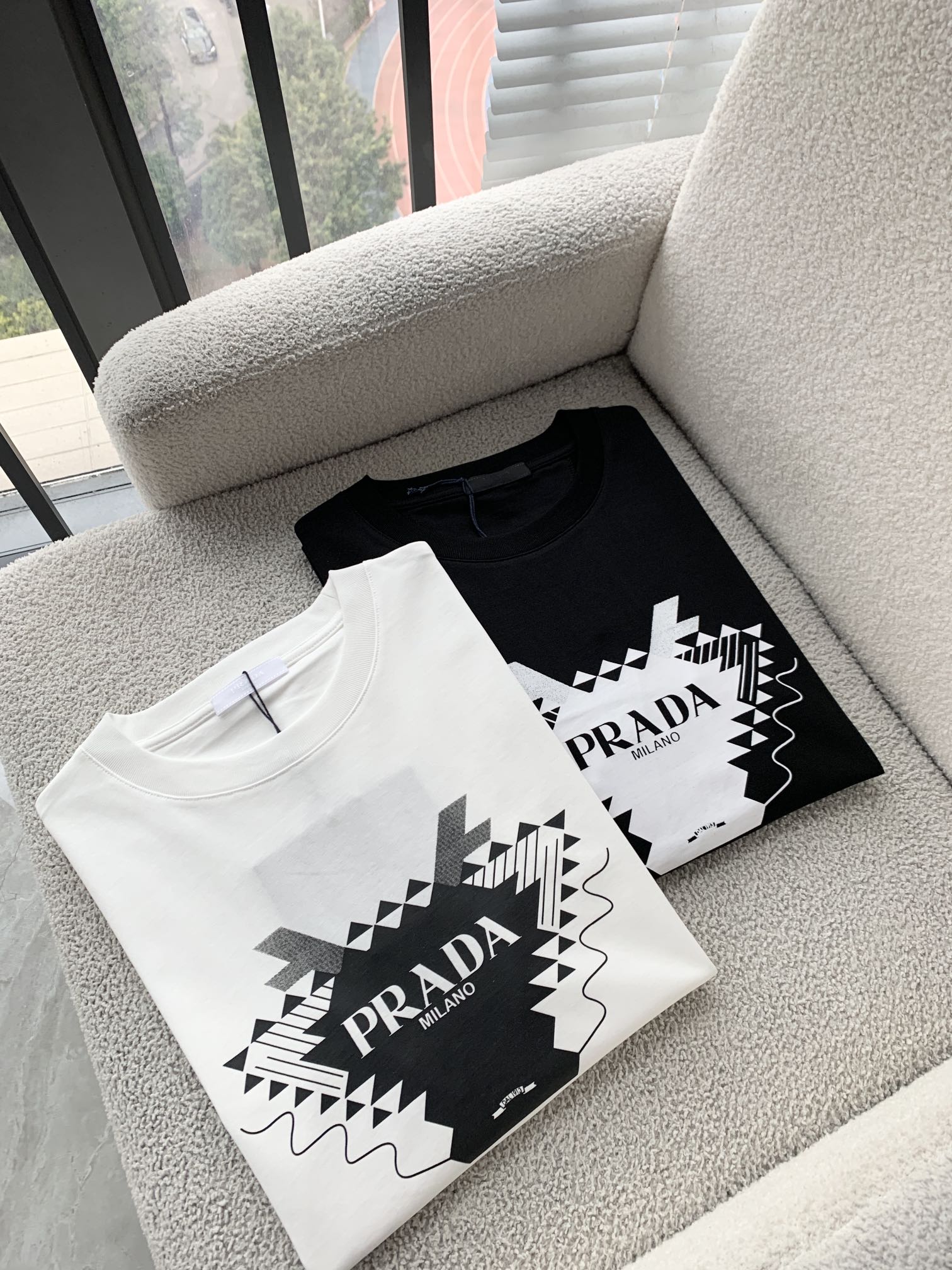 Prada 2024 primavera/verano unisex 👫 pareja, última orden comercial de camisetas de manga corta, ¡en perfecto estado! …