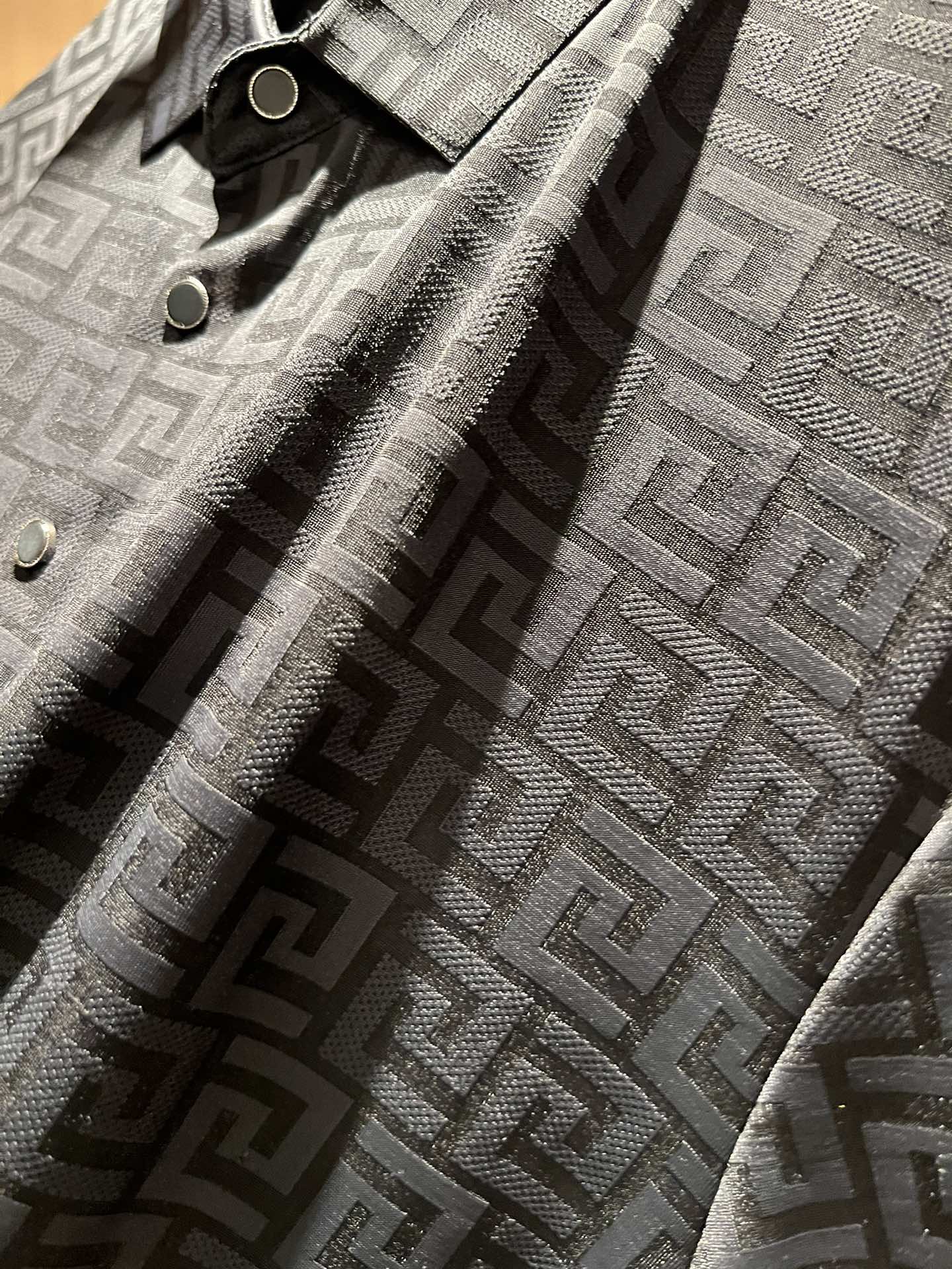 Givenc*y纪*希2024春夏最新经典logo冰丝钩织Polo衫如果你是他家的粉丝这款是衣橱必备的格