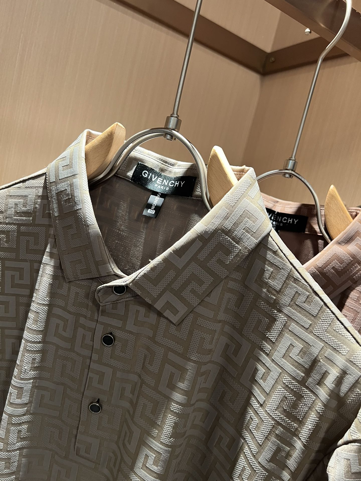 Givenc*y纪*希2024春夏最新经典logo冰丝钩织Polo衫如果你是他家的粉丝这款是衣橱必备的格
