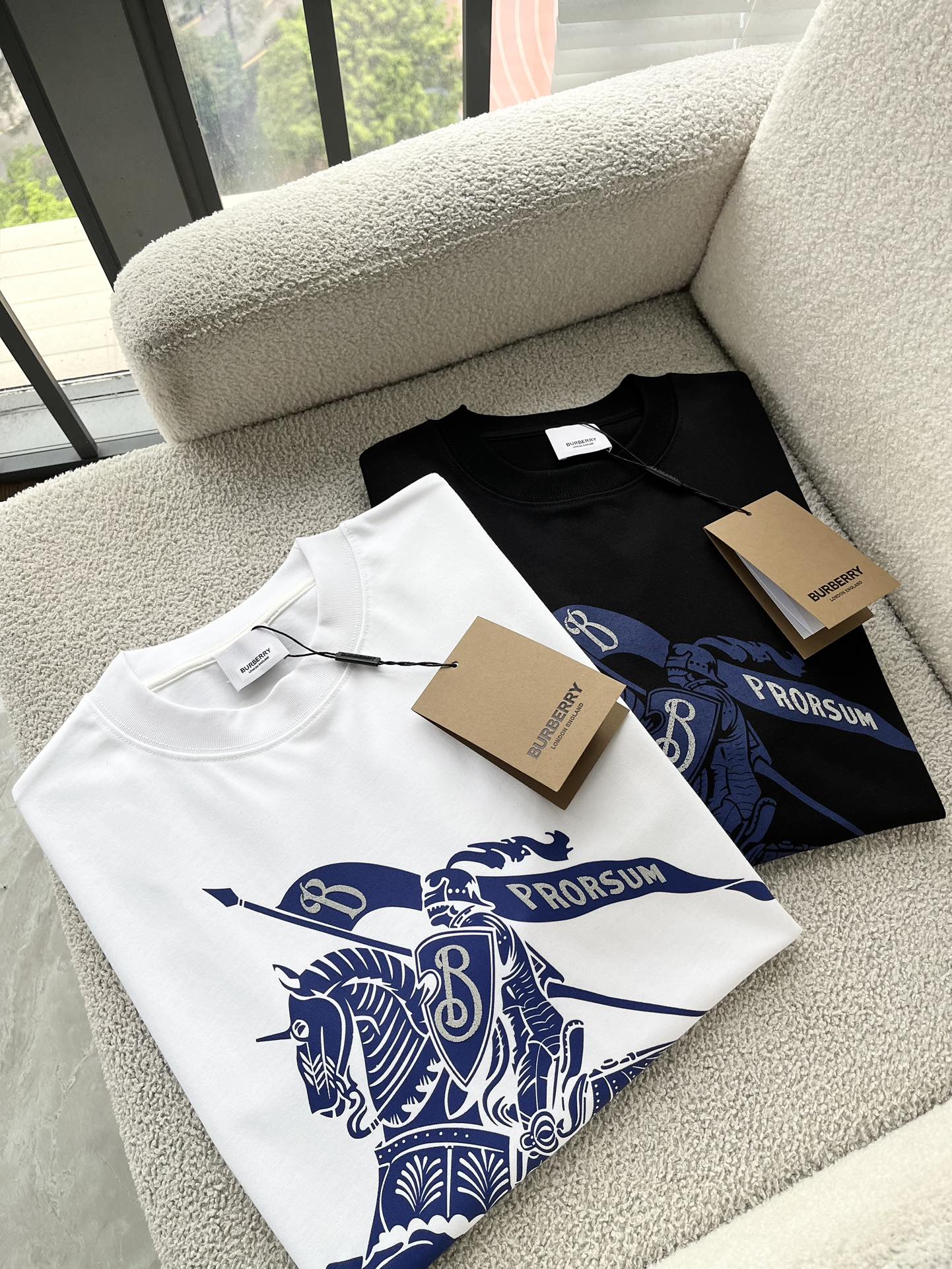 Burberry 2024 primavera/verano camiseta de manga corta unisex para parejas, último pedido de comercio. ¡En perfecto est…