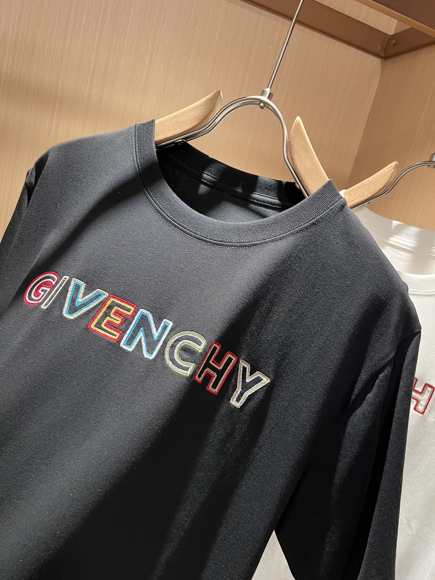 Giv*chy/纪*希2024春夏新款男女同款短袖T恤主创时尚注入了全新时尚能量通过探索各种题材和性感魅