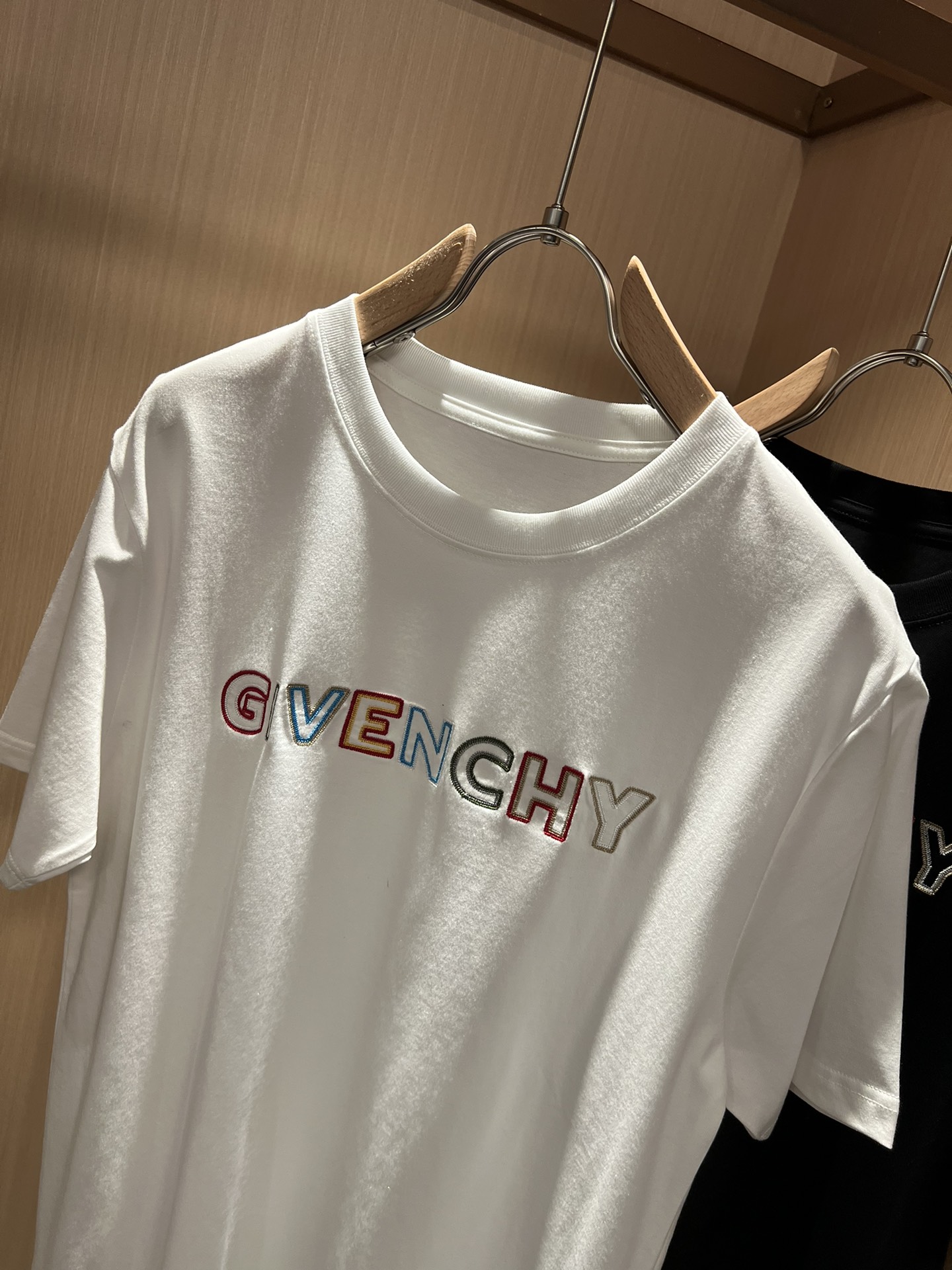 Giv*chy/纪*希2024春夏新款男女同款短袖T恤主创时尚注入了全新时尚能量通过探索各种题材和性感魅