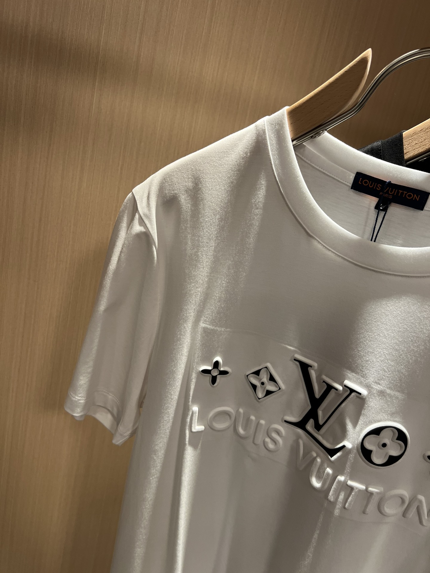 LouisVuitt*路易*登2024春夏全新系列单品上线非常时髦前卫的一款男女同款短袖T恤标识logo
