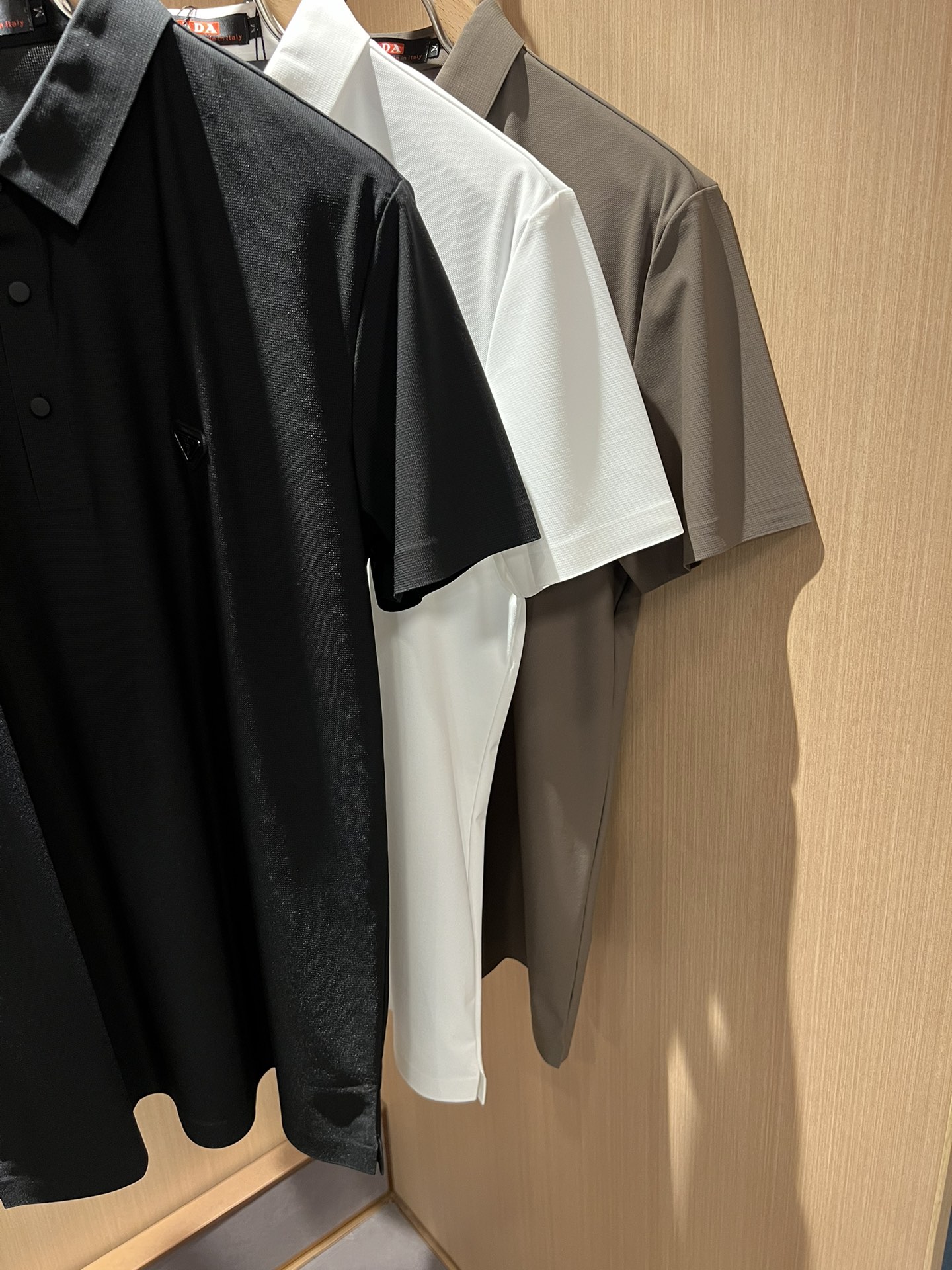 Prad*普*达2024春夏季新款经典元素短袖Polo衫经典大方的款式可以穿十年都还是流行的那种你一定要