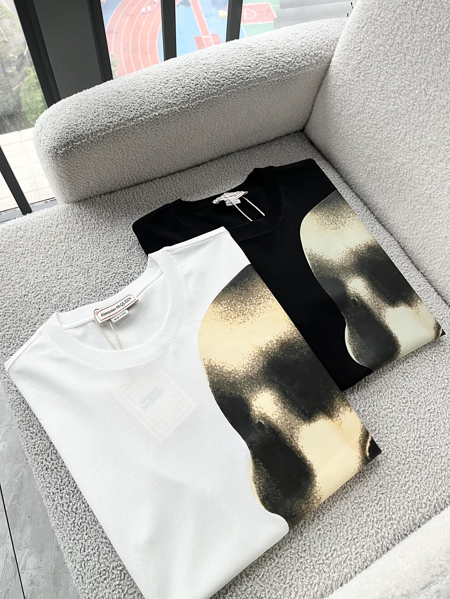 NO:135368,Alexander McQue*n 2025 spring and summer models for men and women, short-sleeved T-shirts for men and women. Limited-time European regions, heavyweight stunning items, official website for sale. A luxury first-tier brand royal fabric factory woven, original customized 260G pure cotton fabric!  The latest logo print letter logo pattern design for chest this quarter!  Continue the charm of classic design style!  It feels soft and comfortable, with no burden on your clothes, moisture absorption and breathability, full of quality, and is extremely versatile, both inside and outside, and is very outstanding!  Size S- 5XL, alexander mcqueen,T-shirt,tees,t-shirt,alexander wang19860909Alexander McQue*n亚历*大·麦昆2025春夏款男女同款短袖T恤.欧洲区域限定发售,重磅级尤物单品,官网在售系列.奢侈一线大牌的御用面料厂织造,原版定制260G纯棉面料！胸口这一季度最新logo印花字母logo图案设计！延续经典设计风格魅力！手感柔软 舒适,穿着无累赘感,吸湿透气,品质感十足,极为百搭系无论内搭还是外穿都非常出彩！尺码S- 5XL,,alexander mcqueen,T-shirt,tees，t-shirt,alexander wang,Men's clothing