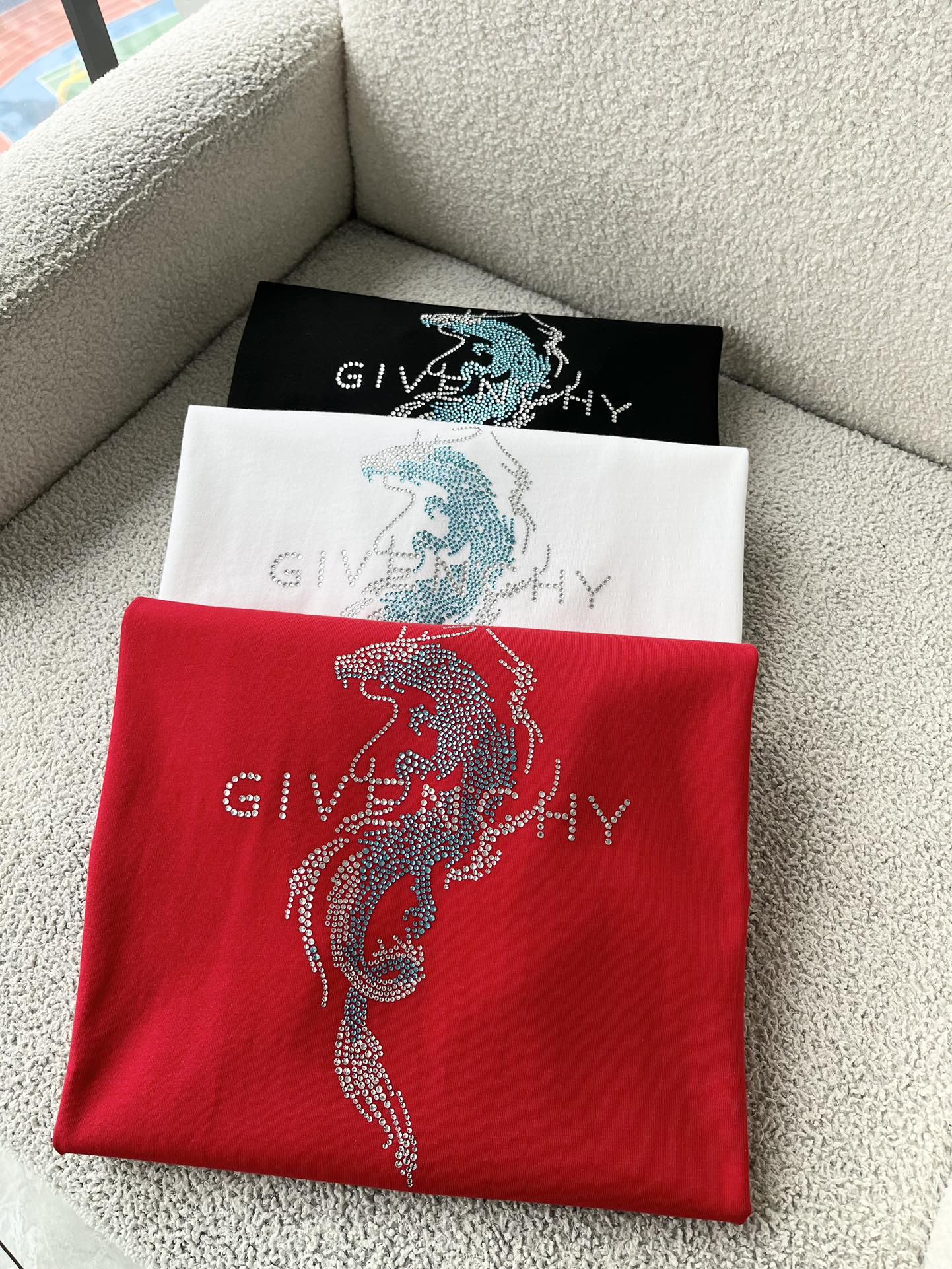 NO:135387,Giv*chy/Ji*xi's new short-sleeved T-shirt for men and women in spring and summer, the main creator has injected new fashion energy into fashion. By exploring various themes and sexy charm, it is highly recognizable and leads the new street fashion trend. This model is the exclusive outstanding design element of G's family, with a logo logo pattern and a diamond design!  Perfect fusion, clear and restored patterns, showing the elegant style of the brand. The original 260g pure cotton material is made of solid and high-end fabric, and the upper body can be easily controlled, showing the casual and fashionable charm. Size S-3XL, gucci, T-shirt, tees, t-shirt, alexander wang19860909Giv*chy/纪*希2025春夏新款男女同款短袖T恤,主创时尚注入了全新时尚能量.通过探索各种题材和性感魅力,极具辨识度,引领全新街头时尚潮流.该款是G家独家的出彩设计元素,设计标识logo图案烫钻设计！完美融合,图案清晰还原度极高,彰显品牌优雅格调.选用原版260g纯棉材质,面料紧实高级,上身均可轻松驾驭,展现休闲自在时尚魅力.尺码S-3XL,,gucci,T-shirt,tees，t-shirt,alexander wang,Men's clothing