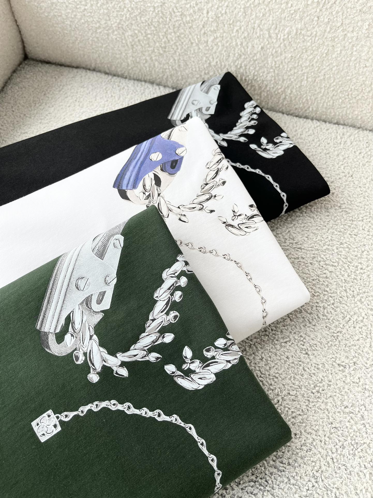 NO:135371,Bur*erry 2025 spring and summer new short-sleeved T-shirt for men and women, the latest brand design elements!  Neither monotonous nor complicated, it shows taste just right!  Customer-supplied top-level printed logo design!  Comfortable, sweat-absorbing and breathable, the unique high-end fabric presents a simple and elegant temperament!  Full three-dimensional! Standard cutting design!  Every detail is a synchronized with high-end fashion. Size: S-3XL, burberry, T-shirt, tees, t-shirt, alexander wang19860909Bur*erry 巴*莉 2025春夏新款男女同款短袖T恤,品牌最新设计元素！既不单调也不复杂,恰到好处的展现品味！客供顶级印花logo设计！舒适吸汗透气根本不在话下,面料独具的高奢感呈现简约优雅气质！饱满立体!标准裁剪设计！每一处细节都是与高端时尚同步的体现.尺码:S-3XL,,burberry,T-shirt,tees，t-shirt,alexander wang,Men's clothing