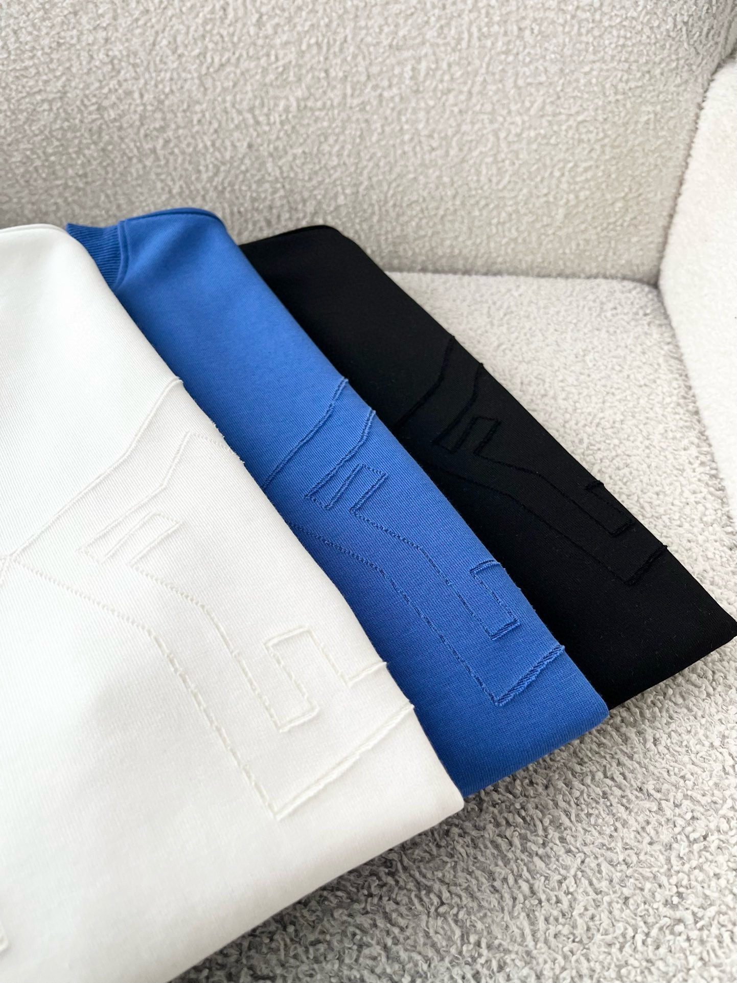 NO:135381,FEN*I FEN*Di's new spring and summer 2025 FD family FF men and women short-sleeved T-shirt, versatile and minimalist short-sleeved shirts for men and women. Original Italian orders, popular FD family items, simple and pure colors. The FD family's enduring iconic products, high-quality products with full representation and full specifications, and high-quality products that all FD fans are worth buying!  Pure Yidian channel orders, high-end and popular products from the FD family, very popular items at the moment, and iconic letter logo pattern modification!  High-end goods worth keeping and giving away to others!  It is trendy and beautiful, with a full sense of trendy atmosphere, and has a very high level and specifications. It uses a very classic black and white color combination, giving people a strong visual impact and has a very high recognition. It has a top 280 grams exclusive pure cotton fabric, created with a soft, delicate and comfortable touch, and a very high-end and classy appearance!  Perfectly interprets the charm of the brand and leaves a deep impression. It is more fashionable and charming. It has simple, elegant and fashionable upper body, and is even more stressful for outfits!  The inner wear alone is very delicious and beautiful scenery that cannot be ignored!  Size S-3XL, fendi,dior,T-shirt,tees,t-shirt,alexander wang19860909FEN*I 芬*迪2025春夏新款FD家族FF男女同款短袖T恤,男女同款百搭极简短袖.意大利原厂订单,FD家族人气单品,简约纯色系打造.FD家族经久不衰的标志性臻品,代表性十足,规格感十足的精品,所有FD粉丝都值得抢购的精品！纯正意代渠道订单,FD家族的高奢人气爆款产物,当下十分火爆的单品,标志性字母logo图案修饰！值得自留和送人的高端货！新潮又好看,潮流气息感十足,档次规格感极高,并且采用十分经典的的黑白双色搭配,给人的视觉冲击感相当强烈,有着极高的辨识度,顶级280 克专属纯棉面料,打造,触感柔软细腻舒适,品相相当高级有档次！完美诠释品牌魅力,给人留下深刻印象.更具时尚与韵味,上身简约大方时尚,对于穿搭更是毫无压力！单穿内搭都极有味道,不可忽视的靓丽风景线！ 尺码S-3XL,,fendi,dior,T-shirt,tees，t-shirt,alexander wang,Men's clothing