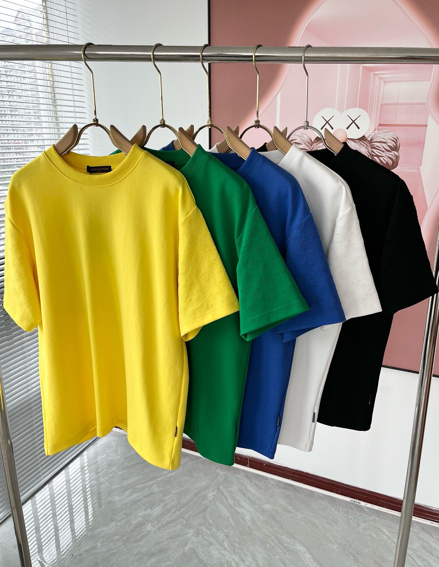 NO:135378,LouisVuitt*Louis*Deng The new series of spring and summer 2025 products are launched, a very fashionable and avant-garde short-sleeved T-shirt for men and women, with logo pattern modifications!  Different from the past, it declares the design concept that has been passed down for many years in the brand!  Its eye-catchingness is no less than any classic style, perfectly presenting the fashionable, high-end and luxurious feeling in front of the world!  Made of imported cotton, the customer-supplied and imported cotton material is selected, with a high-quality 260g pure cotton fabric, which has a soft and soft touch, and the real thing is definitely beyond your imagination. It is extremely comfortable and breathable in close body. Even if you sweat profusely, you will not feel greasy or stuffy. It will bring sweating and moisture absorption to the extreme!  Size S-3XL, louis vuitton,louis vuitton,t-shirt,tees,t-shirt,alexander wang19860909LouisVuitt*路易*登 2025春夏全新系列单品上线,非常时髦前卫的一款男女同款短袖T恤,标识logo图案修饰！区别于以往的不同,宣示品牌传承多年的设计理念！其吸睛度完全不亚于任何经典款式,将时髦高级感与奢华感完美呈现在世人眼前！客供进口全棉材质制成,精选优质260g纯棉面料,触感软糯亲肤细腻,实物到手绝对超乎你的想象,贴身无比舒适透气,即便是汗流浃背也不会有腻身及闷热感可言,将排汗吸湿性发挥到了极致！尺码S-3XL,,louis vuitton,louis vuitton,T-shirt,tees，t-shirt,alexander wang,Men's clothing